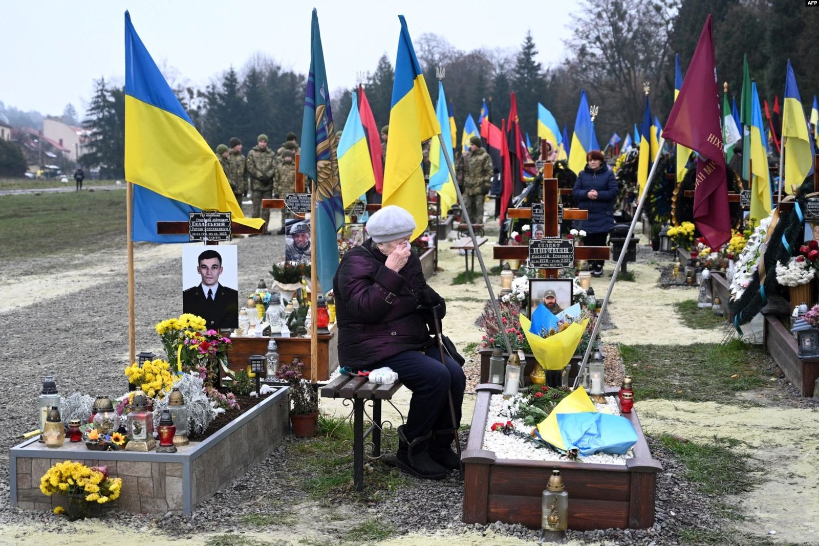 Пожилая женщина плачет у могилы украинского солдата в День армии Украины на Лычаковском кладбище во Львове. 6 декабря / AFP / VOA