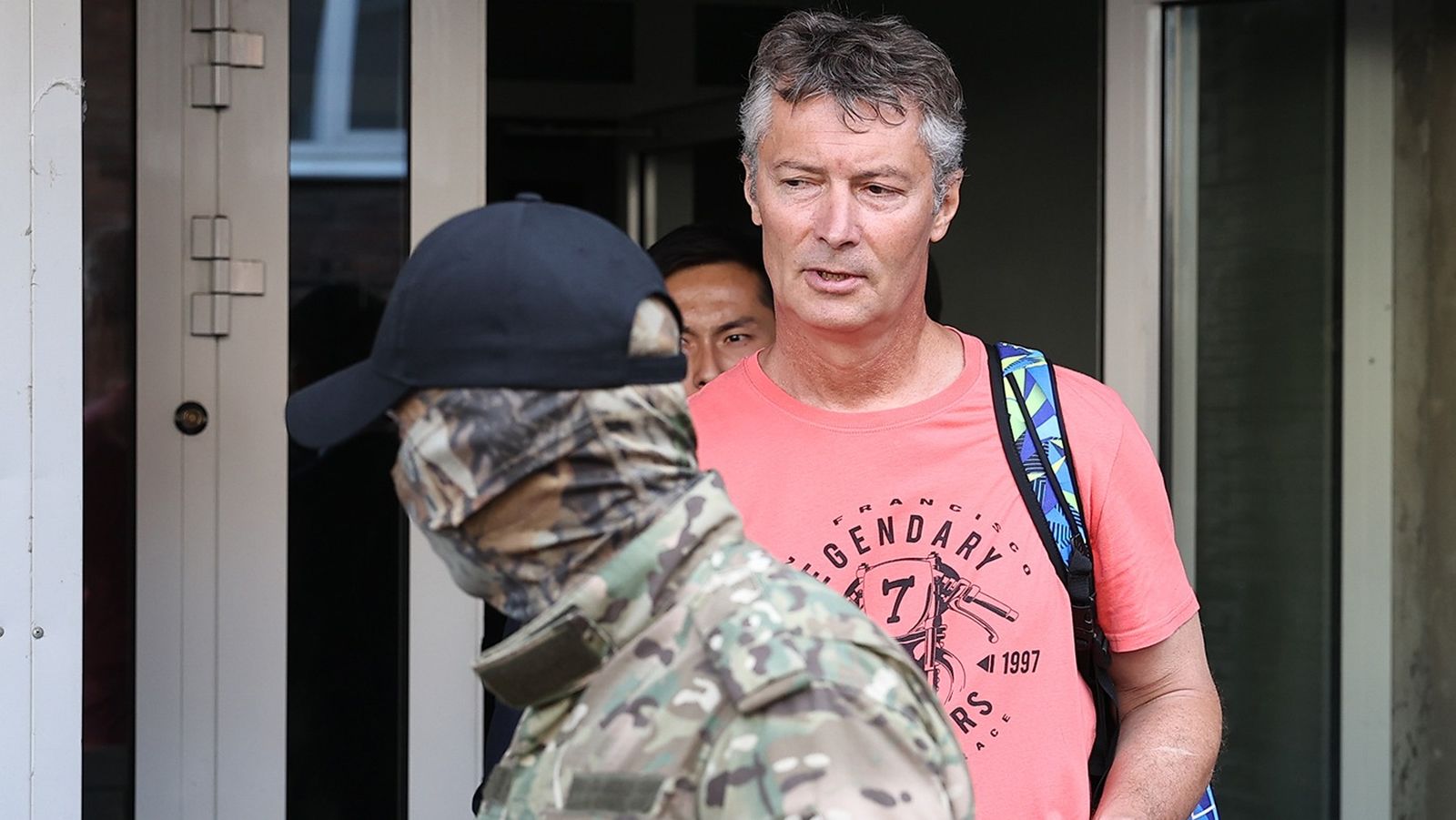Один из последних известных оппозиционеров, остававшихся на свободе в России, Евгений Ройзман следует за силовиками во время своего задержания. Против политика возбудили уголовное дело по статье о «дискредитации» российской армии (часть 1 статьи 280.
