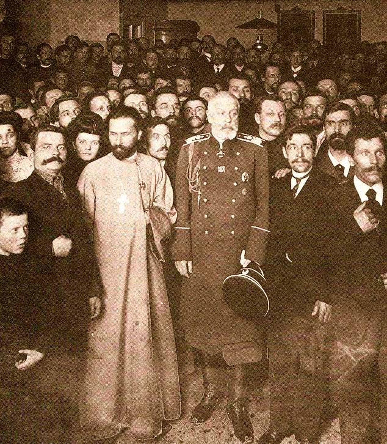 Священник Георгий Гапон и градоначальник Иван Фуллон на открытии Коломенского отдела «Собрания Русских фабрично-заводских рабочих Санкт-Петербурга». Фото: Карл Булла, 1904 Священник Георгий Гапон и градоначальник Иван Фуллон на открытии Коломенского отдела «Собрания Русских фабрично-заводских рабочих Санкт-Петербурга». Фото: Карл Булла, 1904