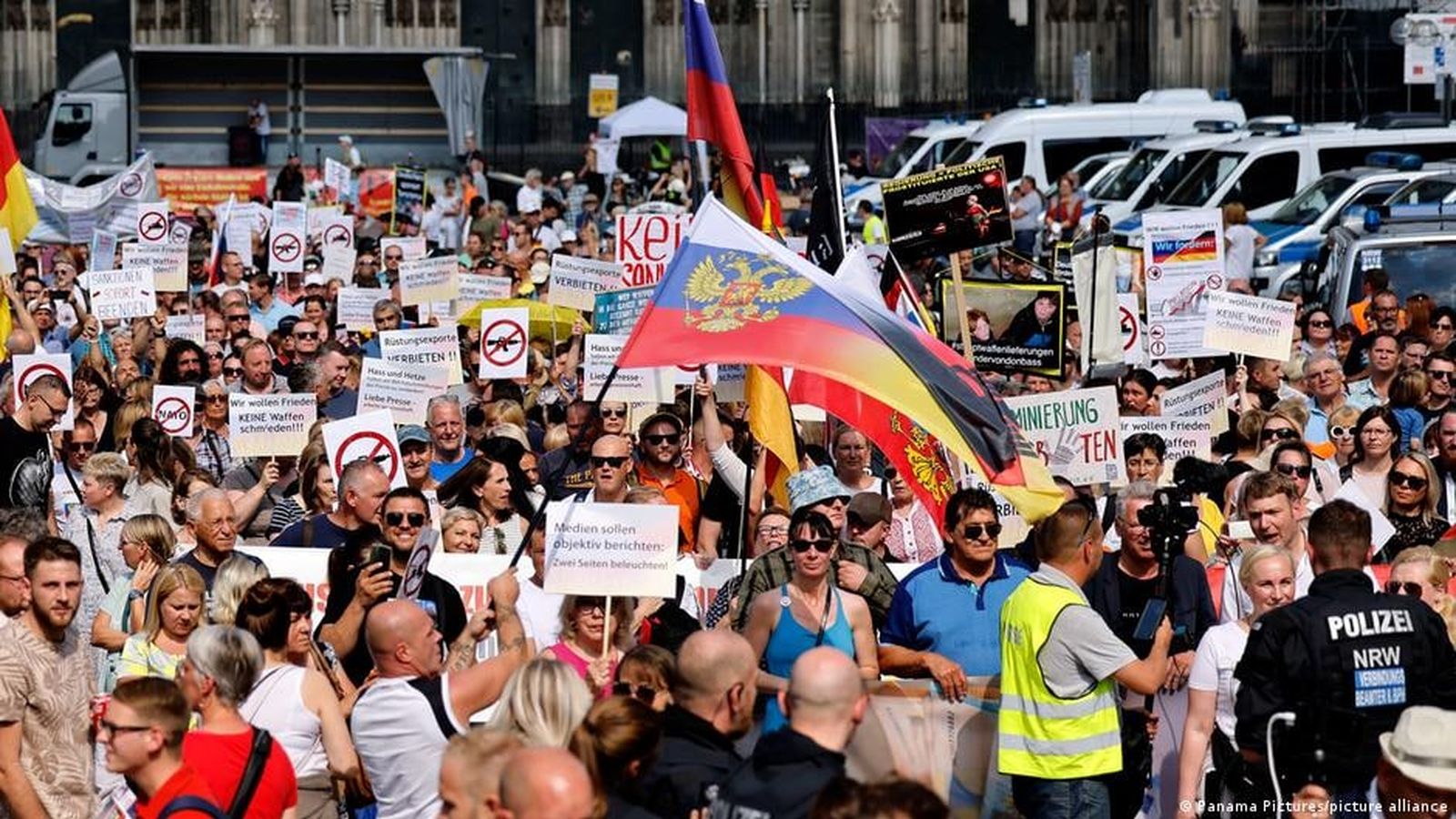 Пророссийский митинг в Кельне. Собравшиеся требовали прекратить поставлять Украине оружие, отменить санкции против России и запустить «Северный поток - 2». 5 сентября / DW