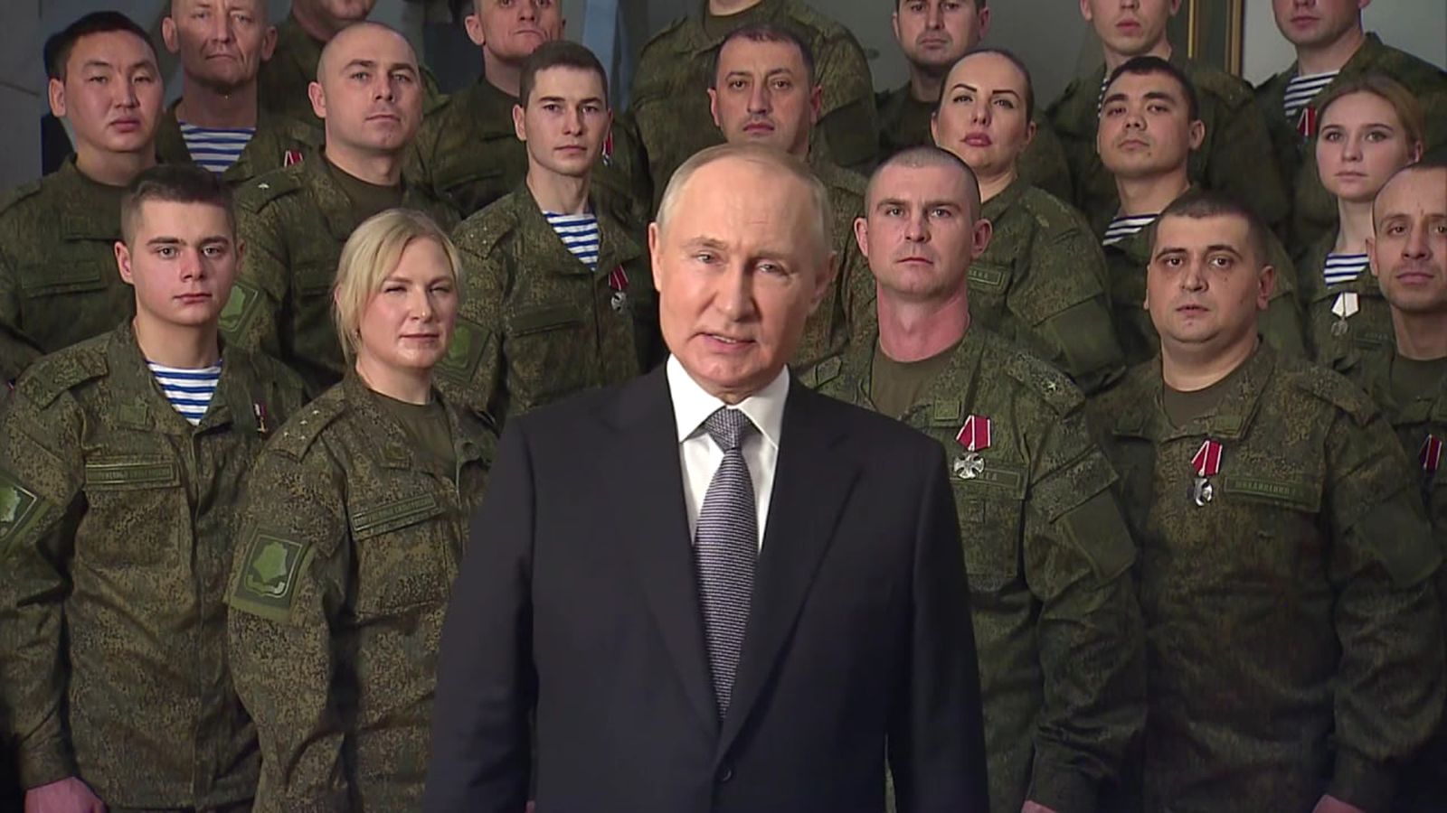 Путин накануне Нового года встречается с военными в штабе ЮВО и обращается оттуда в кругу военных к гражданам России. Украинский президент Владимир Зеленский также обратился к своим гражданам в 16-минутном видео, в котором он поблагодарил каждый реги