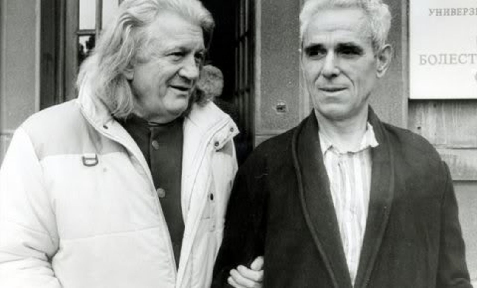 Джордже Мартинович (справа) с адвокатом Велимиром Цветичем (слева) в 1986 году / Wikimedia  / Бутылка в прямой кишке, которая разожгла этническую вражду. Как мифы становятся топливом для войны — Discours.io