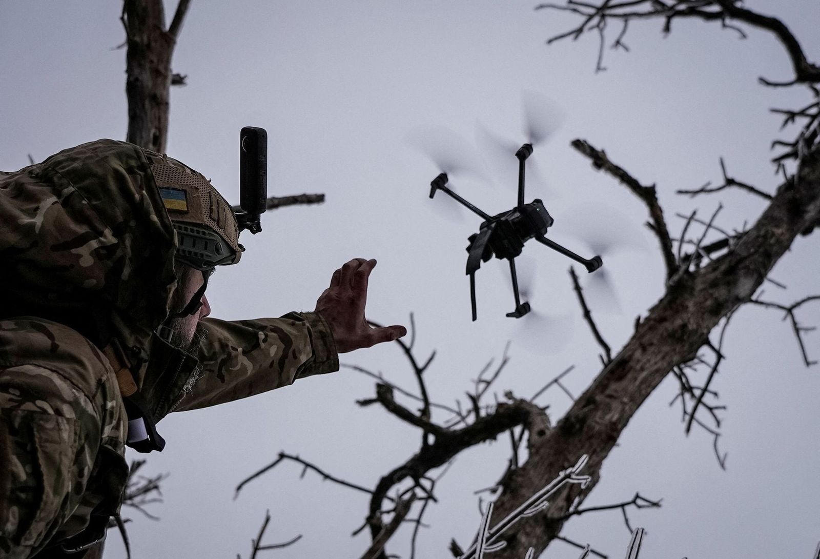 Украинский военнослужащий запускает FPV-беспилотник «Камикадзе» на линии фронта, недалеко от города Бахмут в Донецкой области. 12 декабря / Inna Varenytsia / Reuters