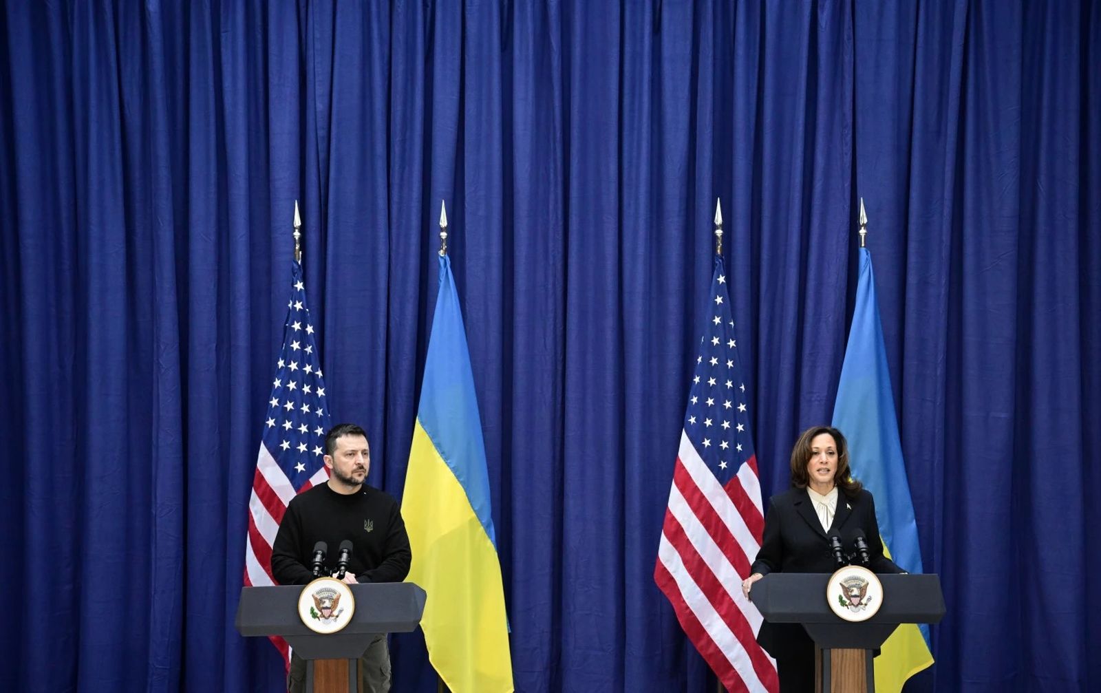 Президент Украины Владимир Зеленский и вице-президент США Камала Харрис проводят совместную пресс-конференцию в рамках Мюнхенской конференции по безопасности. 17 февраля / Tobias Schwarz / AP Photo