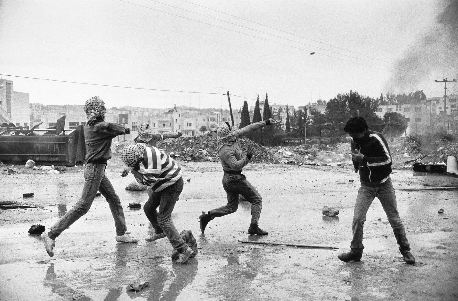 Молодые палестинцы бросают камни во время демонстрации в январе 1988 года. / Фото: Jean-Claude Coutausse Молодые палестинцы бросают камни во время демонстрации в январе 1988 года. / Фото: Jean-Claude Coutausse