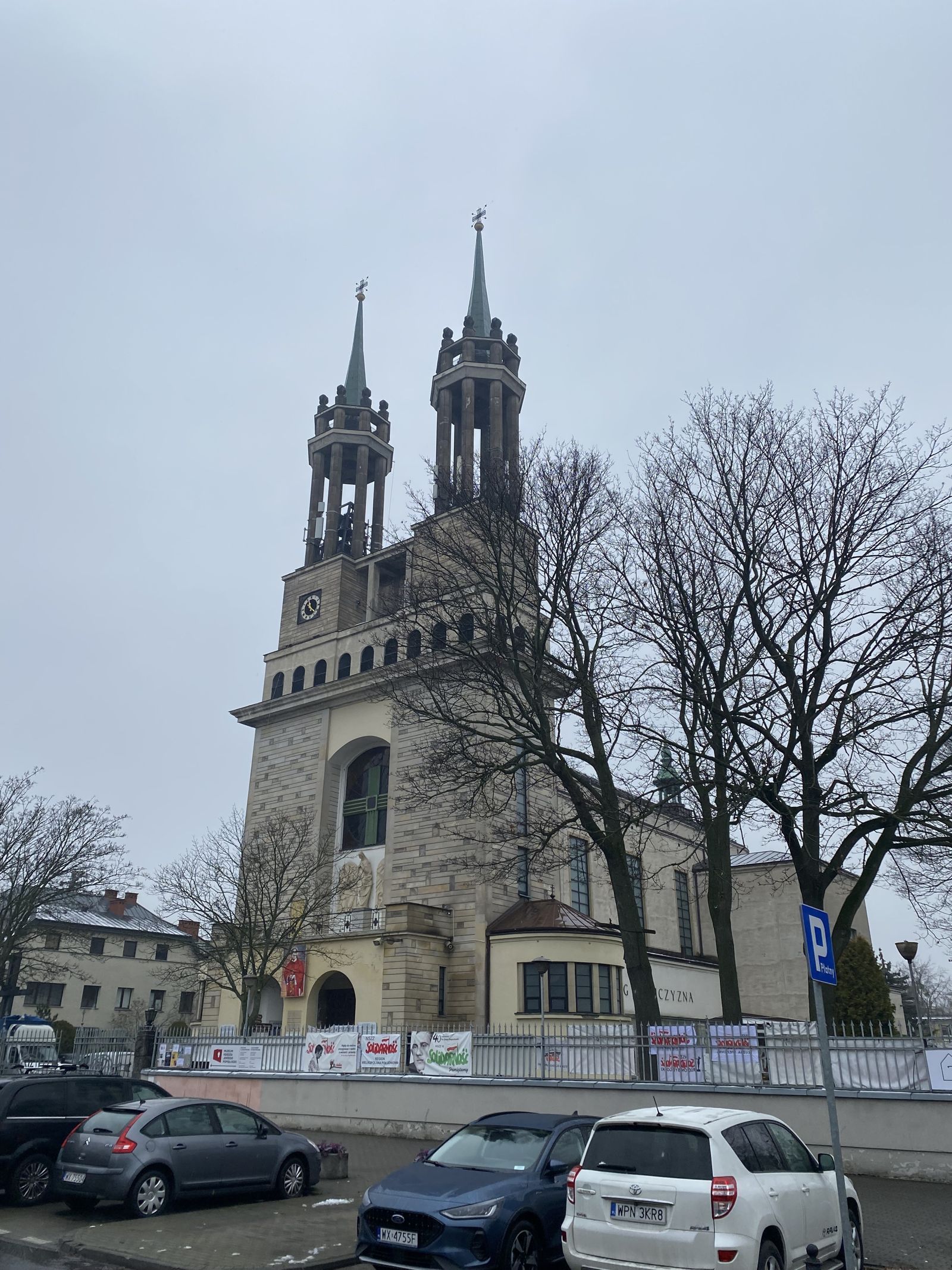 Костел святого Станистлава Костки в&nbsp;Варшаве, где служил и&nbsp;похоронен ксендз Ежи Попелушко. Фото автора.