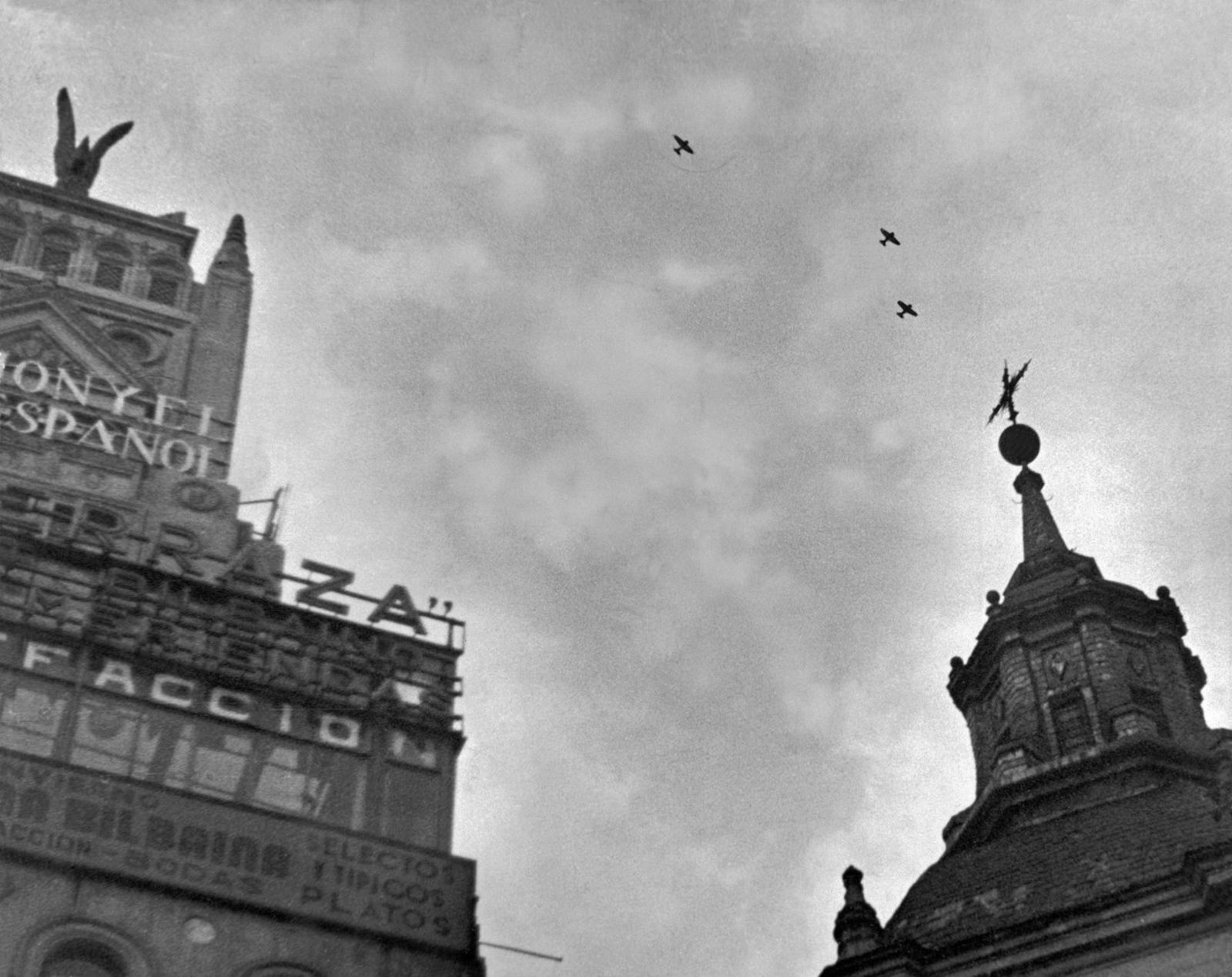 Наступление националистов на Мадрид, длившееся с ноября 1936 по февраль 1937 года, было одним из самых ожесточенных в Гражданской войне. В этот период Италия и Германия начали помогать националистическим силам, а СССР — правительству Народного фронта Наступление националистов на Мадрид, длившееся с ноября 1936 по февраль 1937 года, было одним из самых ожесточенных в Гражданской войне. В этот период Италия и Германия начали помогать националистическим силам, а СССР — правительству Народного фронта