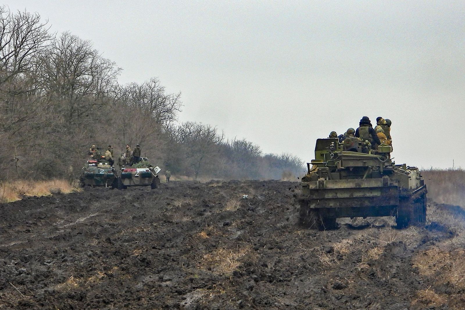 Российские военные во время боевой работы артиллерийской установки «Гиацинт» в Запорожской области. 25 января / Андрей Рубцов / ТАСС / Meduza