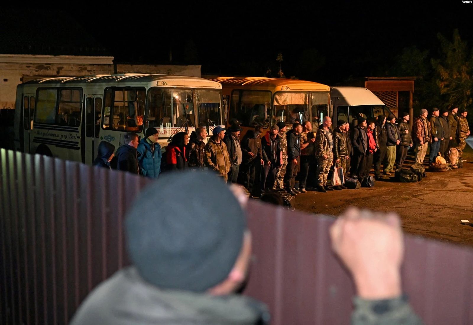 Мобилизационные мероприятия в Таре продолжается даже среди ночи. 26 сентября / Reuters / Radio Liberty 