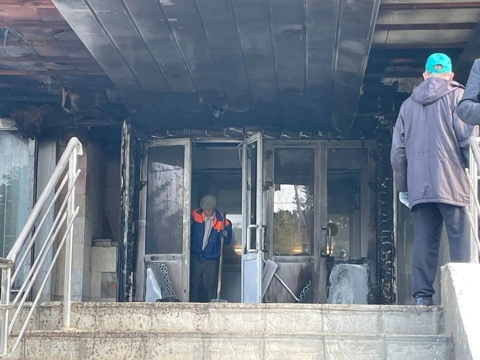 Вход в здание администрации города Тольятти после того, как неизвестный пытался его поджечь. С начала мобилизации в России стали чаще поджигать административные здания, особенно военкоматы. Общее число таких поджогов на 26 сентября составляет не мене