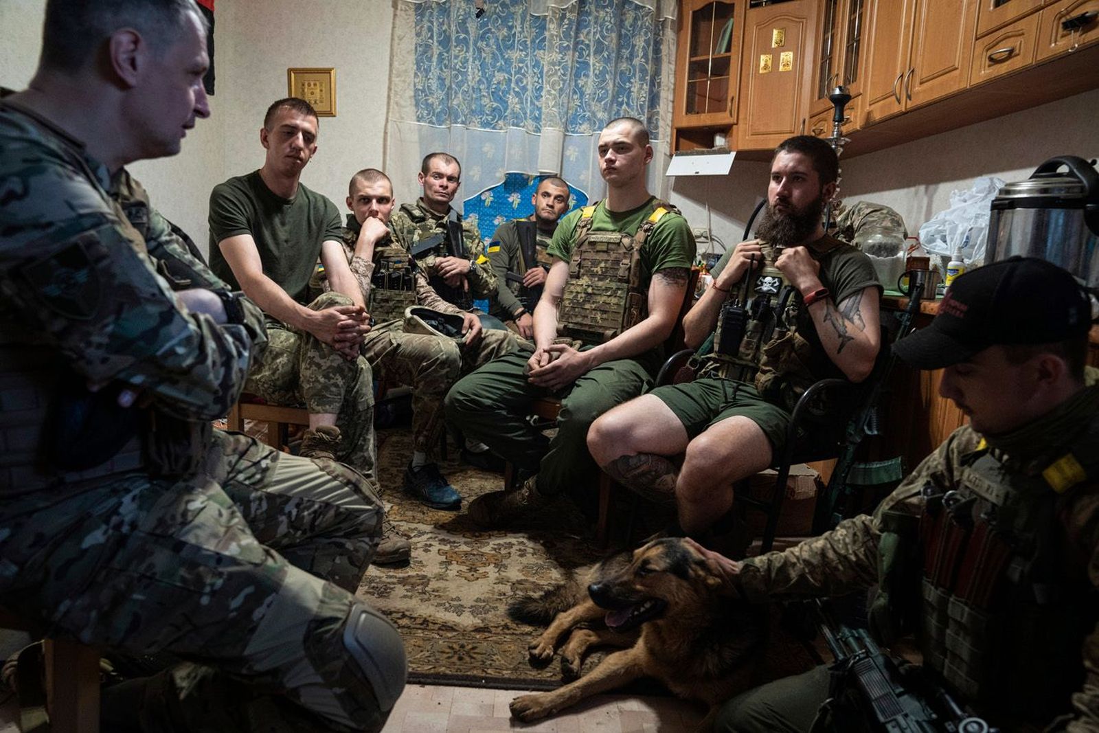 Украинские военнослужащие батальона «Хартия» на передовой под Харьковом. Генштаб ВСУ сообщает, что в этом регионе «основные усилия сосредоточены на обороне». 12 июля / Evgeniy Maloletka / AP / Scanpix / LETA / Meduza