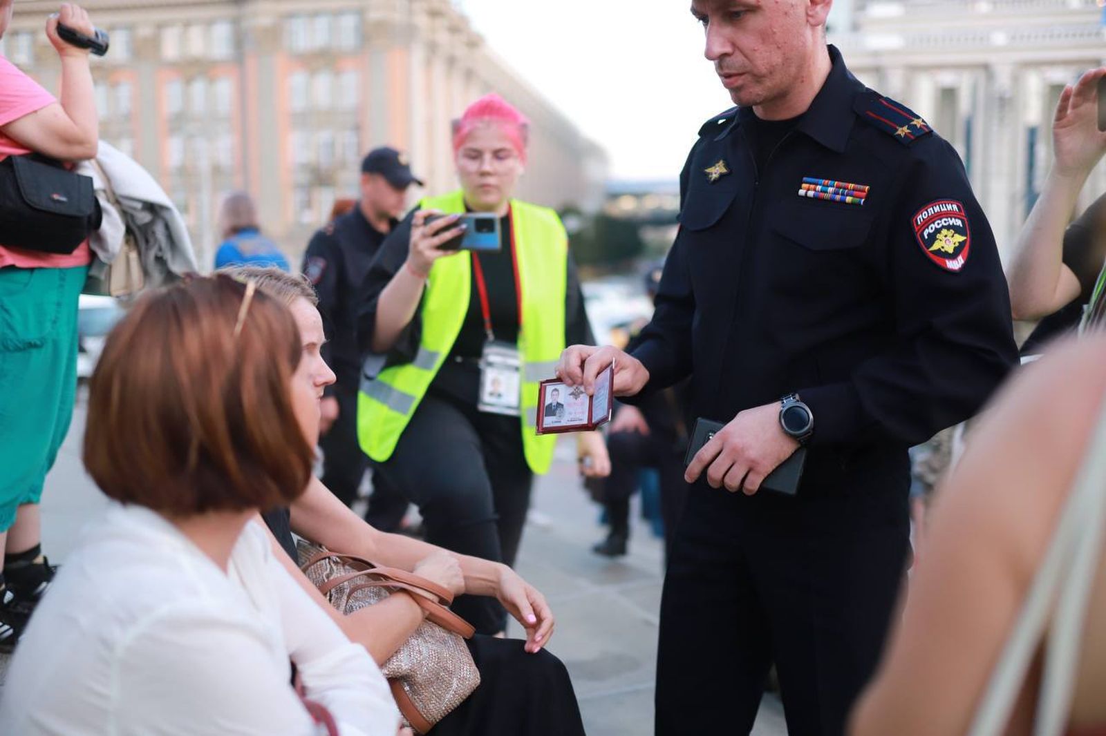 Полиция в Екатеринбурге просит разойтись людей, вышедших на мирный протест в поддержку задержанного экс-мэра Евгения Ройзмана. Не обошлось без жесткого задержания: мужчину скрутили и тащили по земле, а на следующий день арестовали на 15 суток за «неп