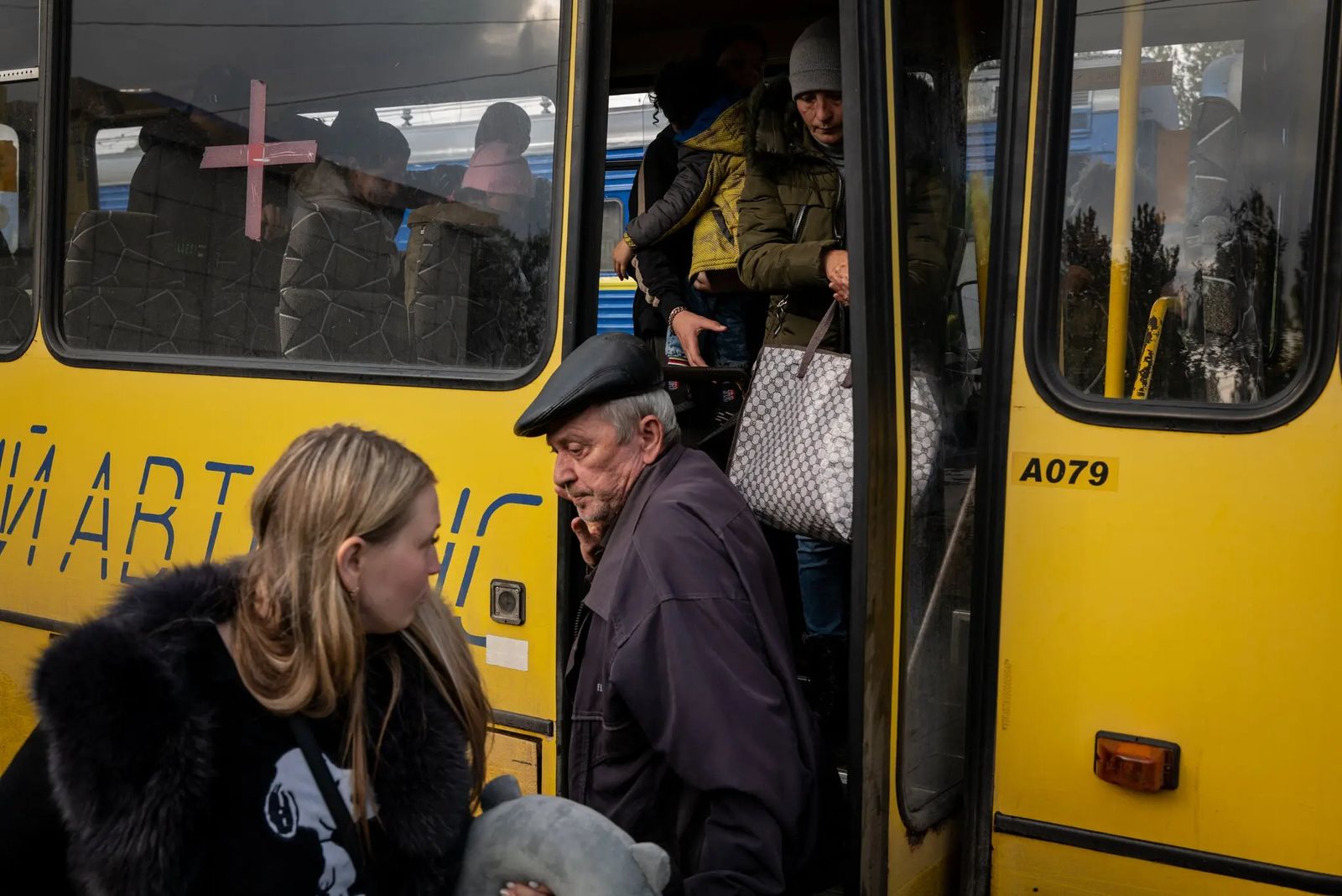 Люди, проживающие в прифронтовых районах на Востоке Украины, приехали в Покровск, откуда они смогут эвакуироваться в более безопасные города. 28 сентября / Nicole Tung / The New York Times​