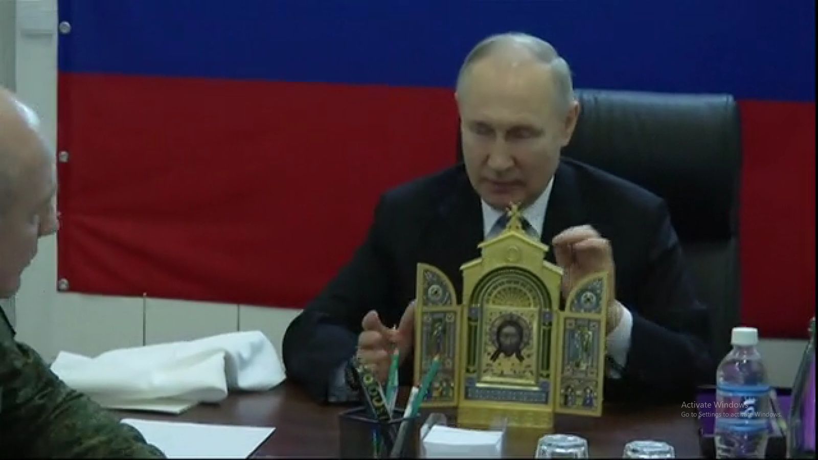 Путин показывает военным икону во время своего визита в штаб группировки войск «Днепр» и штаб национальной гвардии «Восток». 18 апреля / Пресс-служба Президента РФ