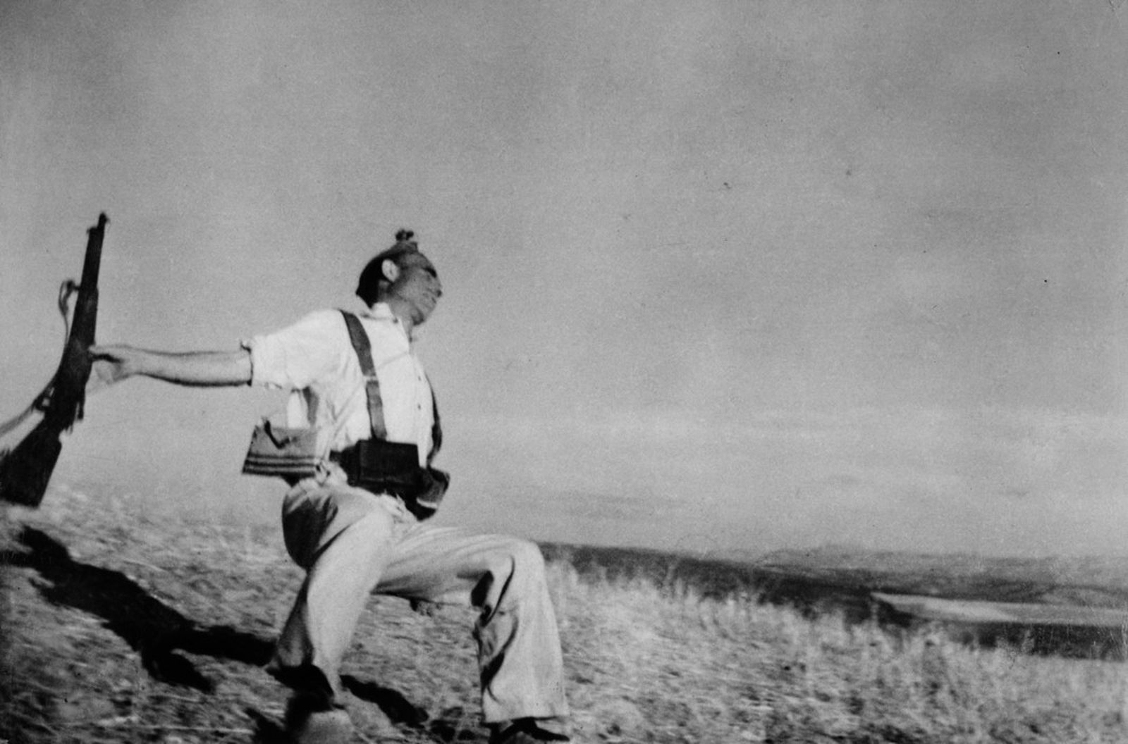 Смерть лоялистского ополченца на фронте Кордовы / Испания. Сентябрь 1936 год Смерть лоялистского ополченца на фронте Кордовы / Испания. Сентябрь 1936 год