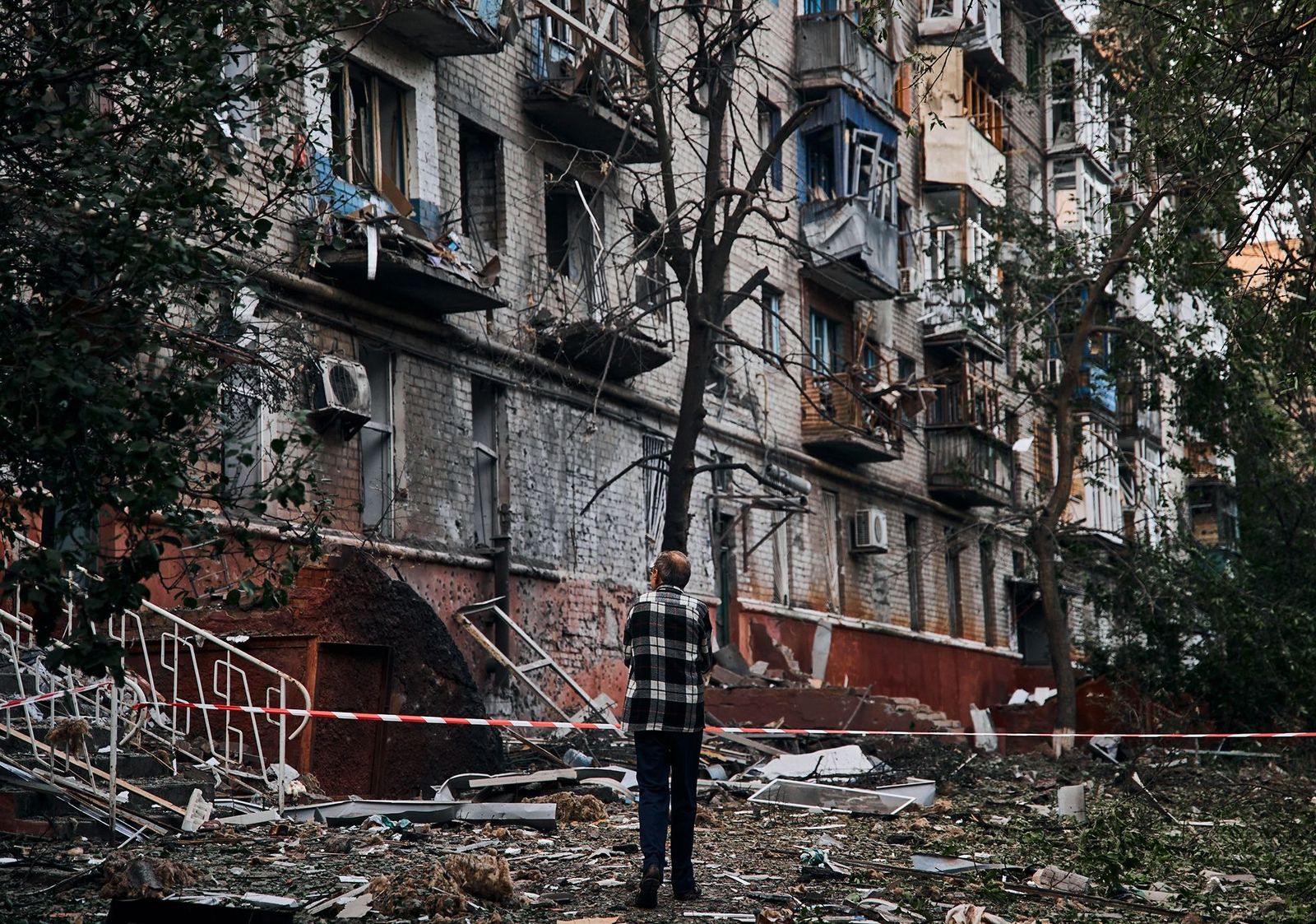 Житель Краматорска смотрит на повреждения жилого дома. По данным украинской стороны, за последние сутки в Донецкой области погибли четыре человека, еще двое были ранены. Обстрелам подверглись более 10 населенных пунктов. В Краматорске ночью обстрелял