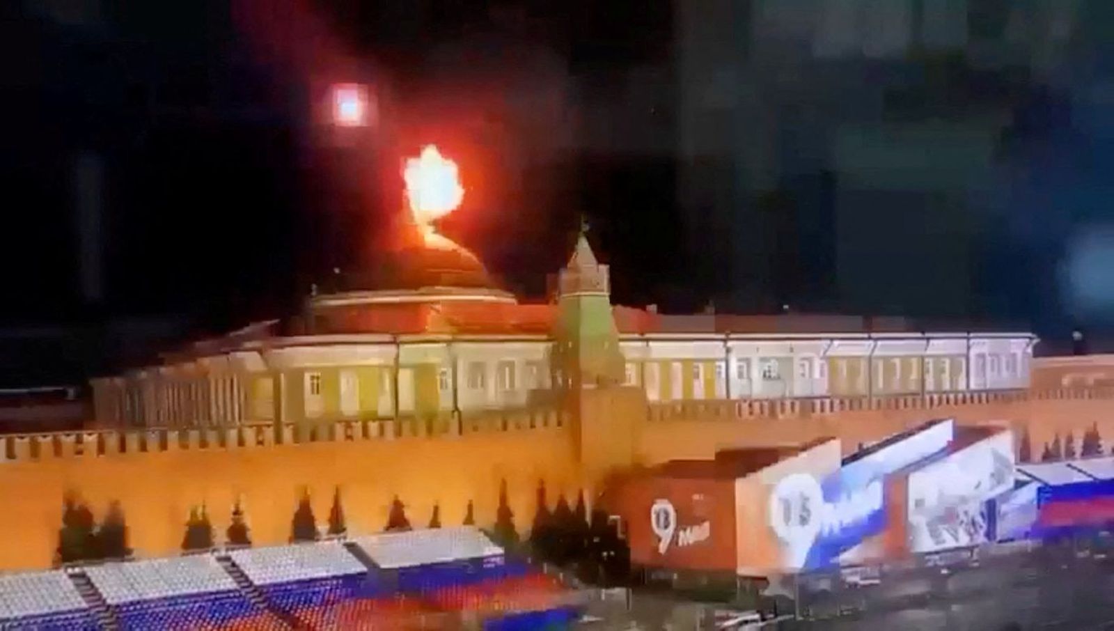 Момент попадания дрона-камикадзе по крыше Сенатского дворца. Ночью 3 мая на Кремль упали два беспилотника. Пресс-секретарь Президента России Дмитрий Песков назвал атаку дронов покушением на Путина. Позднее Следственный комитет завел уголовное дело по