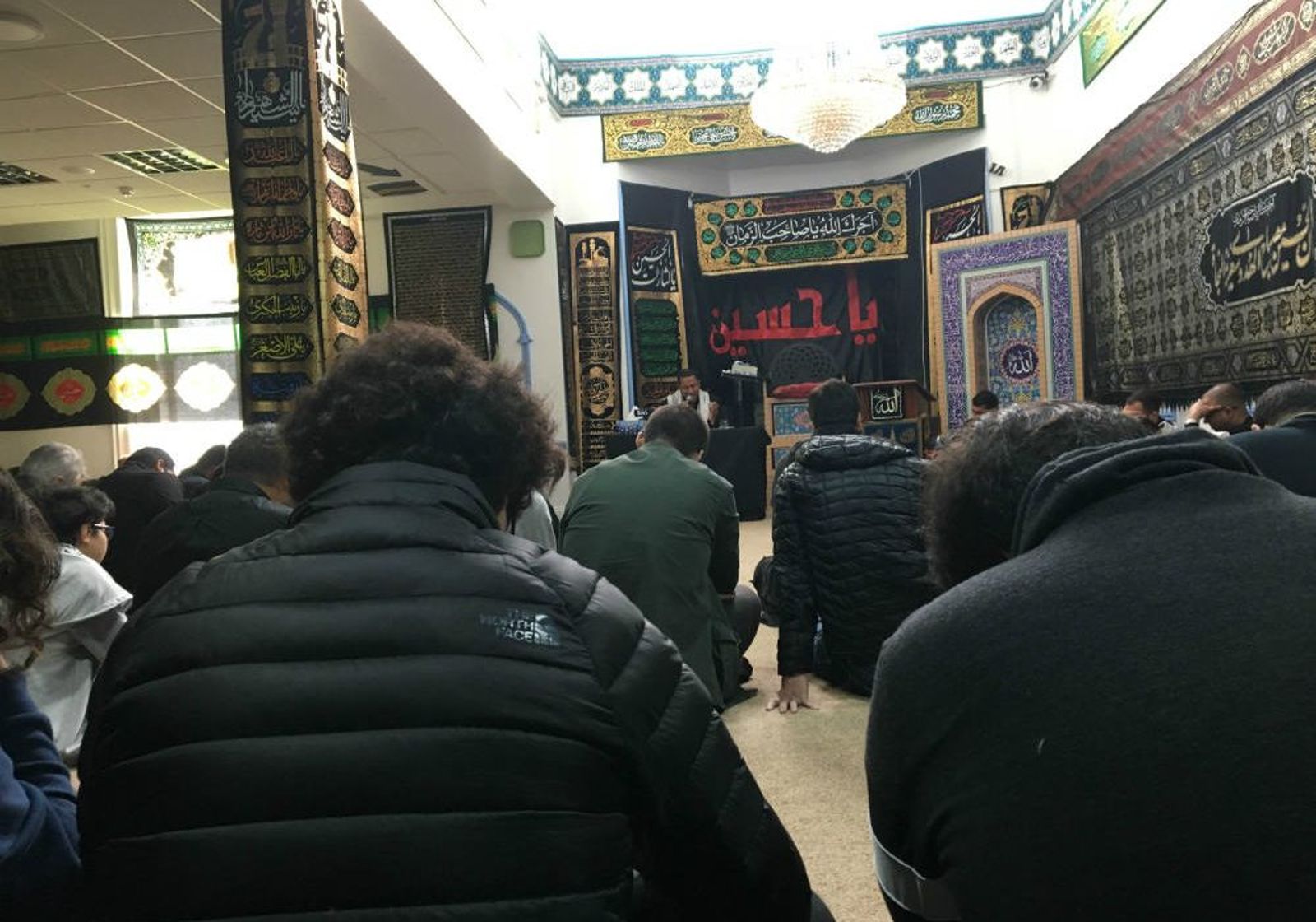 Собравшиеся в&nbsp;хусайнии слушают проповедь. Источник: Tawhee Newcastle Islamic Centre.