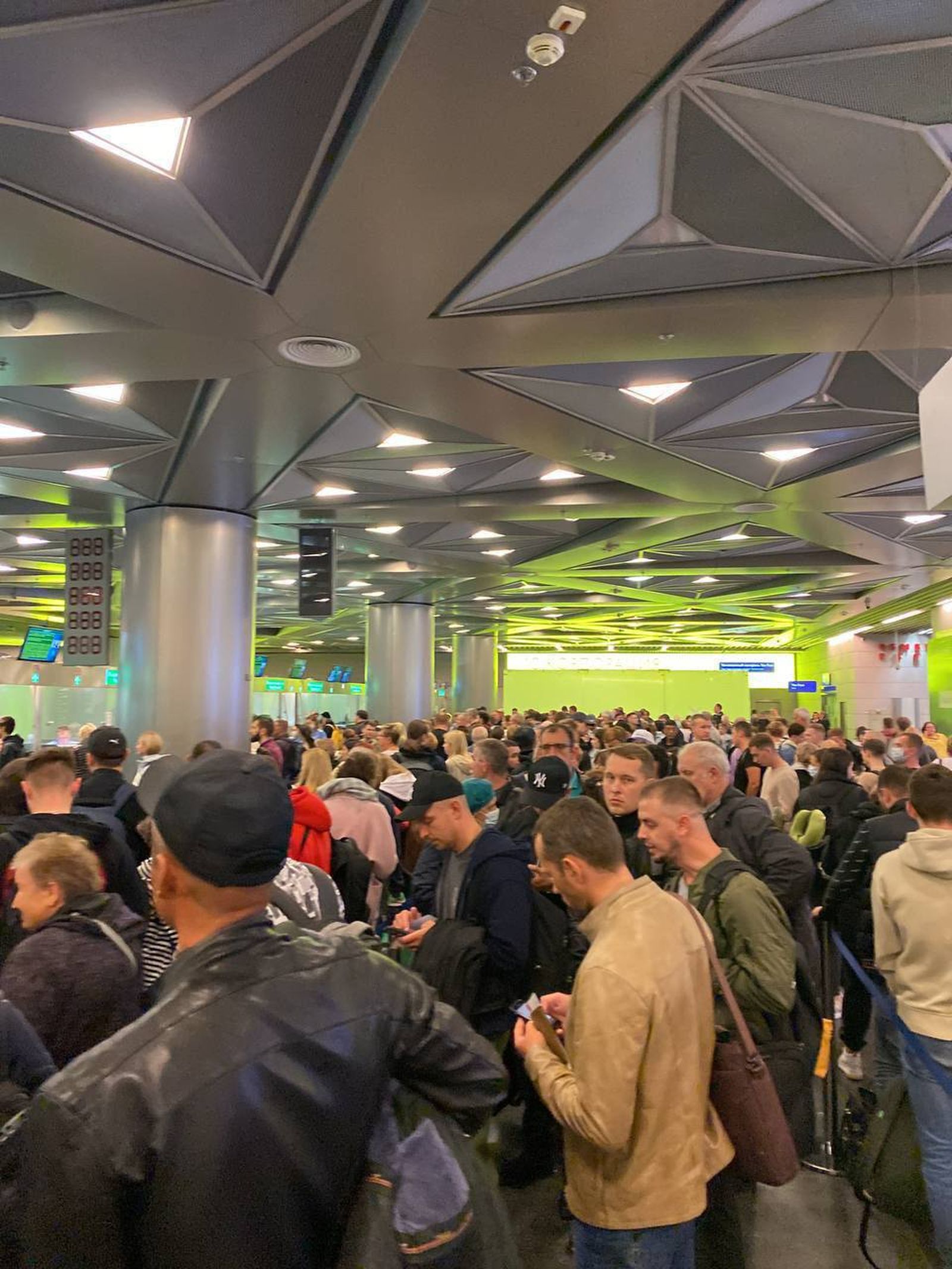 Очередь из мужчин в московском аэропорту. После объявления мобилизации из уже России уехали более 260 тысяч мужчин, сообщает источник в администрации президента. 22 сентября / Кровавая Барыня / Пограничный контроль / Сирена