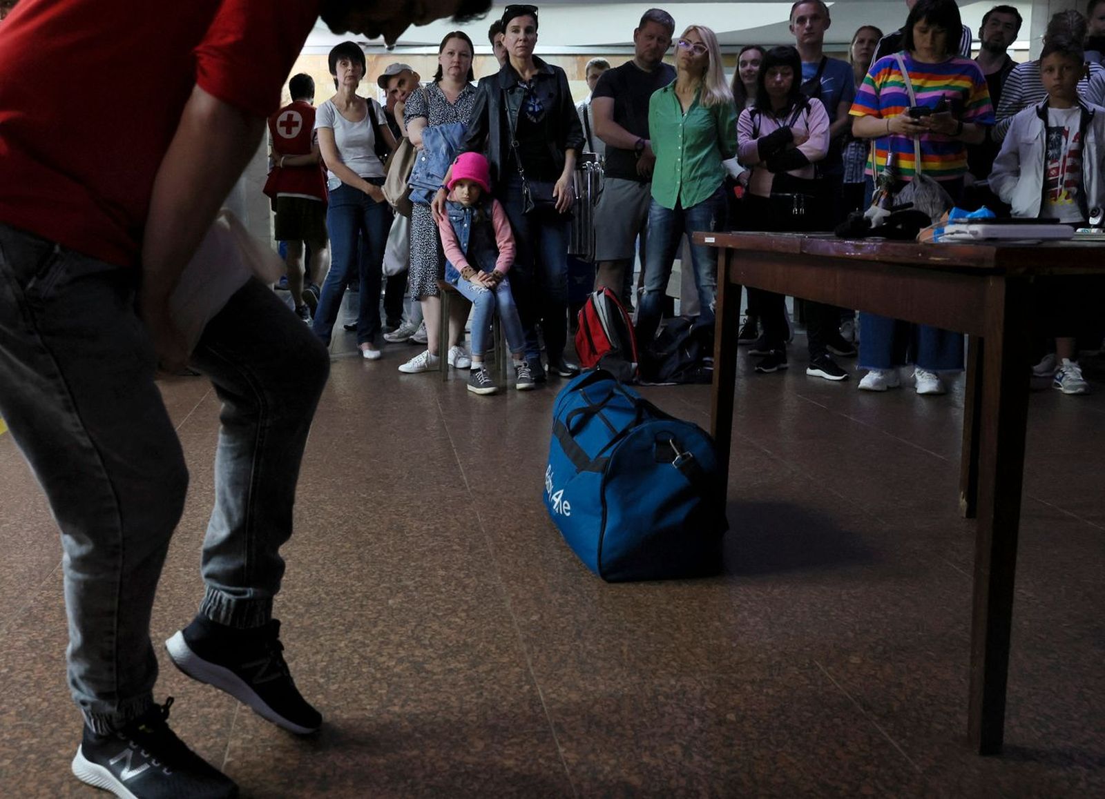 Жители Харькова, находящиеся в бомбоубежище метрополитена, смотрят, как волонтер Красного Креста учит правильно перевязывать рану от шрапнели. В последние дни частота обстрелов города увеличилась. 24 июня / Leah Millis / Reuters / Scanpix / LETA / Me
