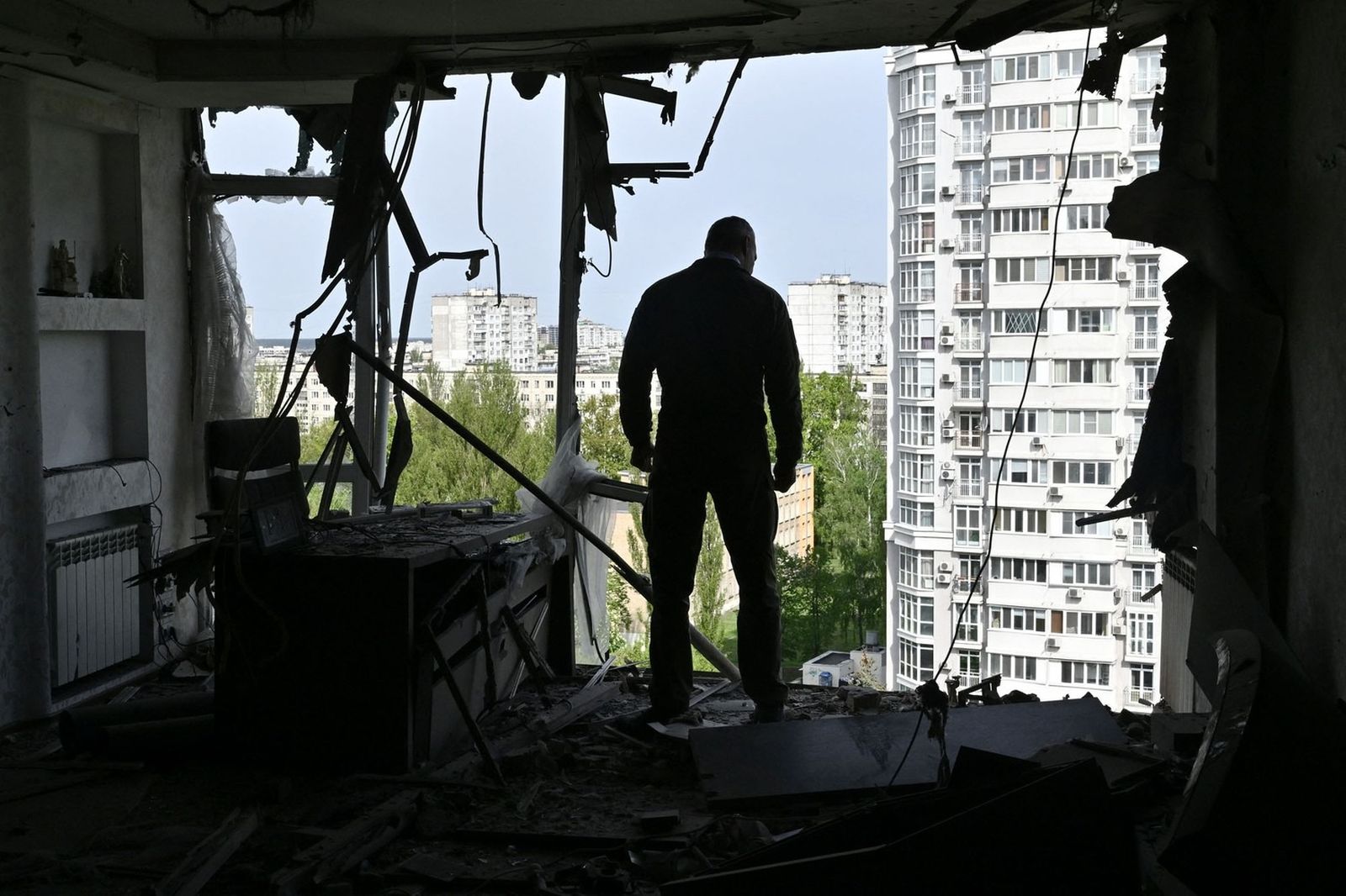 Мэр Киева Виталий Кличко осматривает многоэтажный жилой дом, поврежденный остатками сбитого российского беспилотника. 8 мая. / Genya Savilov / AFP / Getty Images / The Atlantic