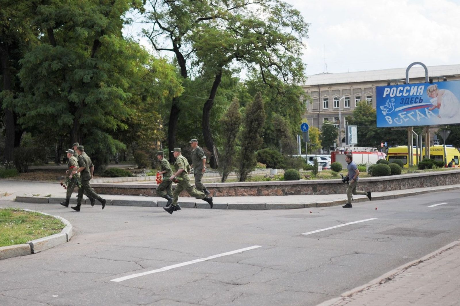 Военнослужащие в центре Донецка‌ во время обстрела со стороны ВСУ. Российские СМИ заявили, что украинские военные обстреляли драмтеатр в Донецке, где должна была пройти церемония прощания с Ольгой «Корсой» Качурой. Также под обстрел, по сообщению ТАС