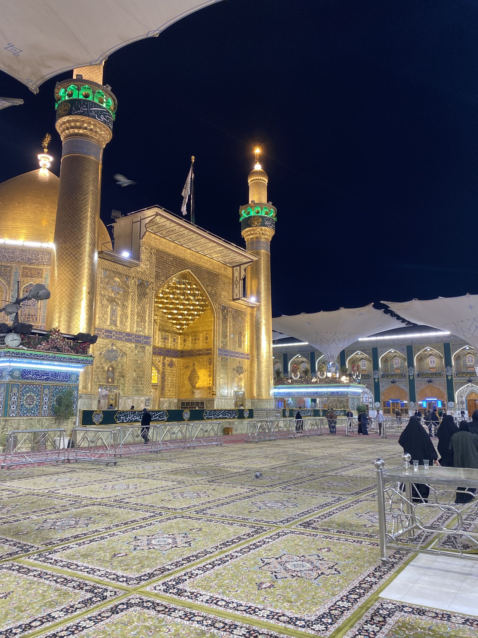 Усыпальница имама Али в&nbsp;иракском городе Наджаф. Фасад здания облицован чистым золотом. Фото автора.