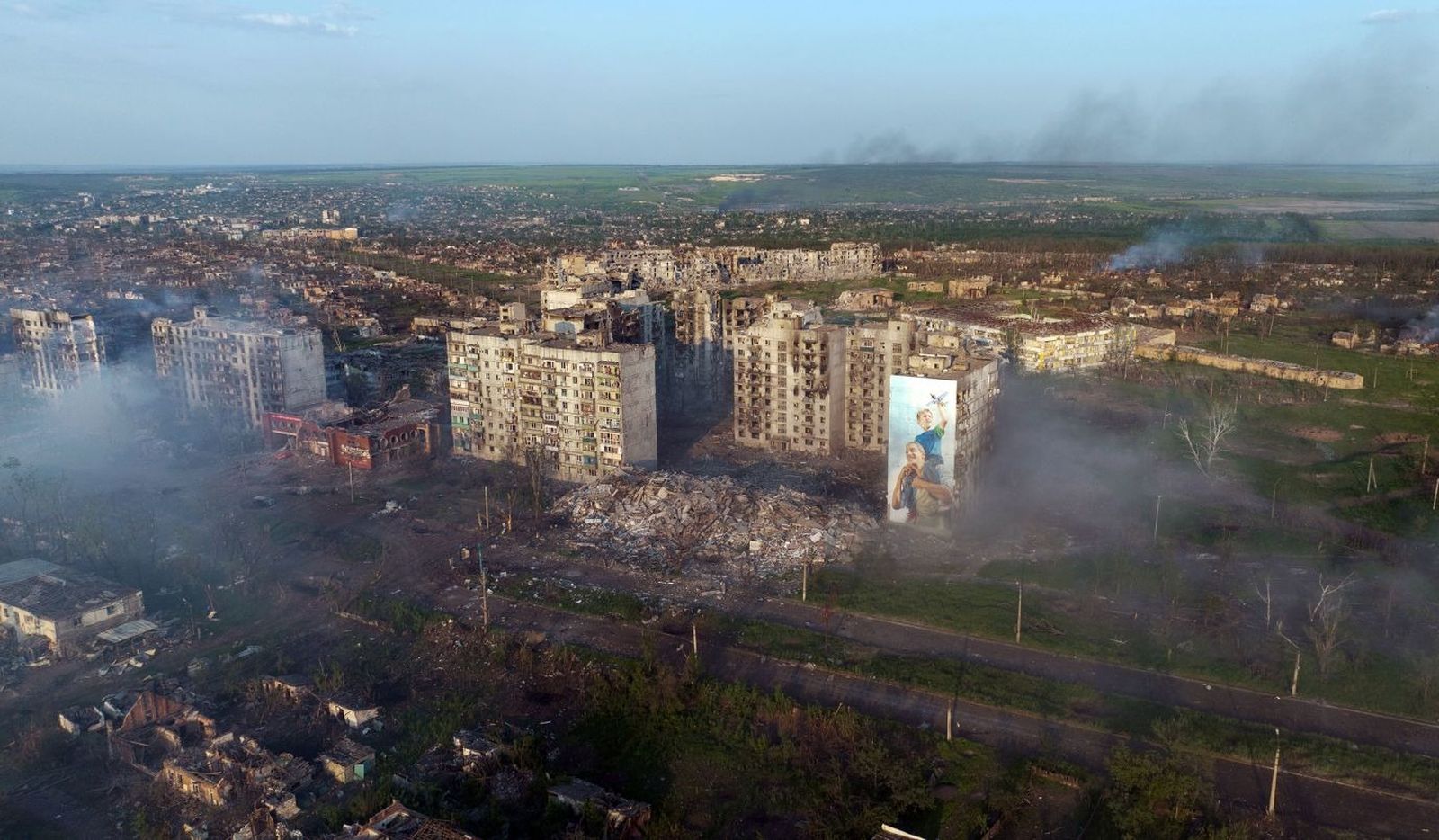 Вид с высоты на разрушенный Бахмут. За город ведутся тяжелые бои, но от его облика почти ничего не осталось. 19 мая / Tyler Hicks / The New York Times / Redux / CNN