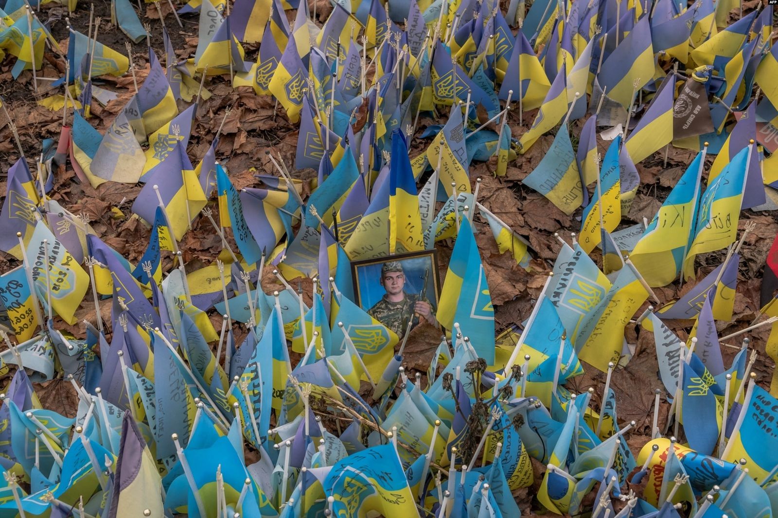 Флаги с символикой и цветами Украины в память о погибших украинских солдатах на площади Независимости в Киеве. 24 февраля / AFP