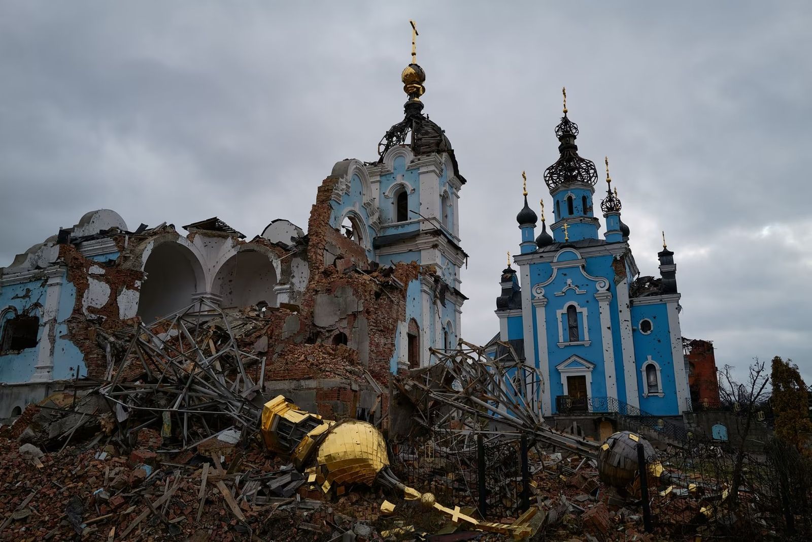 Монастырь, сильно пострадавший от артиллерийского обстрела, в селе Богородичное, которое находилось в российской оккупации до начала октября. 22 декабря / Pierre Crom / Getty Images / Atlantic