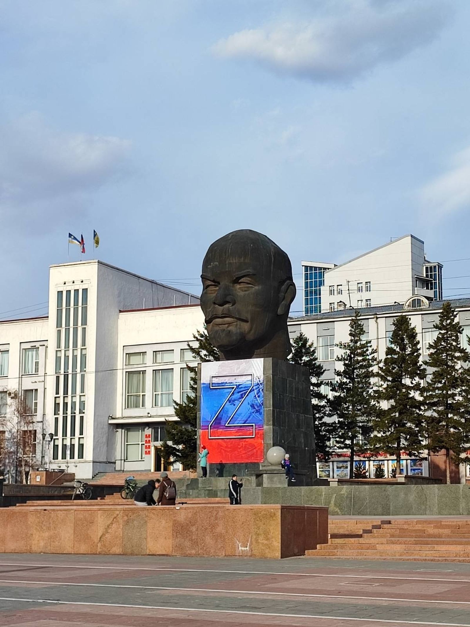 «В Улан-Удэ — тоже забавные приключения „главной Z“. Баннер повесили на постамент того удивительного памятника на главной площади, который известен как „самая большая в мире голова Ленина“» / Фото: «Люди Байкала» «В Улан-Удэ — тоже забавные приключения „главной Z“. Баннер повесили на постамент того удивительного памятника на главной площади, который известен как „самая большая в мире голова Ленина“» / Фото: «Люди Байкала»