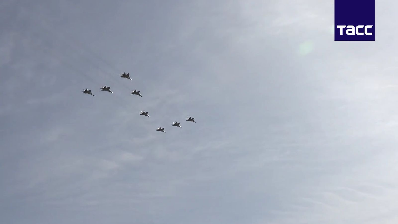 На московской репетиции празднования Дня победы восемь истребителей МиГ-29СМТ выстроились в форме буквы Z. Подготовка к параду на Красной площади проходила на полигоне Алабино в Московской области. 18 апреля / Фрагмент видео ТАСС
