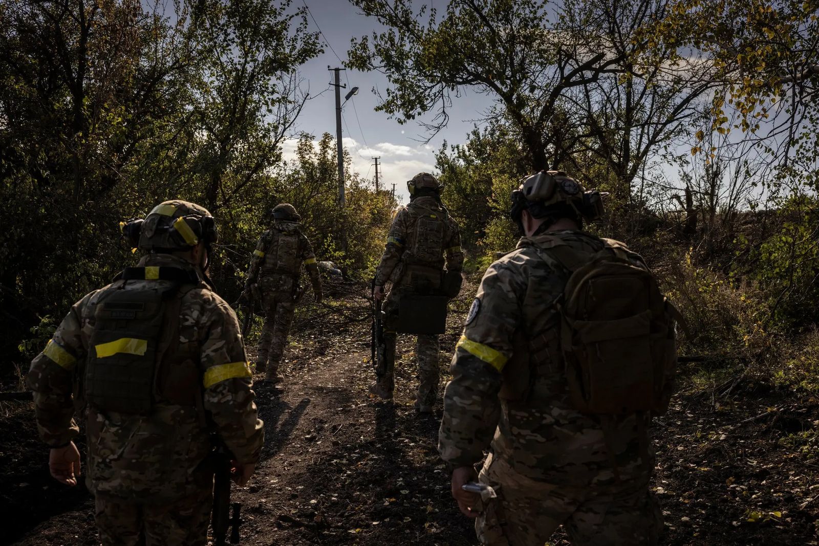 Разведывательный отряд украинской армии приближается к своей позиции в заброшенном селе недалеко от российских войск в Донецкой области. 16 октября / Ivor Prickett / The New York Times