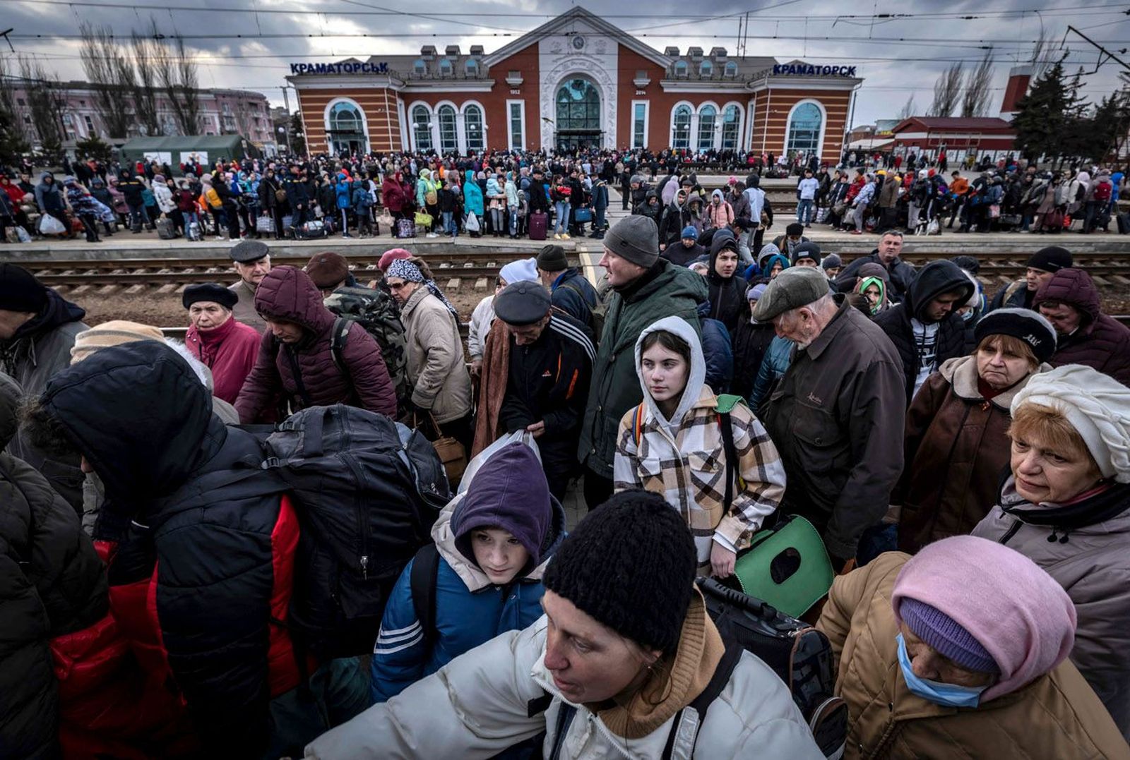 Жители Краматорска в страхе покидают город, не желая повторять судьбу разрушенного Мариуполя. После того как Россия объявила о перегруппировке своих сил, в НАТО раскрыли намерения Кремля полностью завоевать Донбасс. 5 апреля / Fadel Senna / AFP / Sca