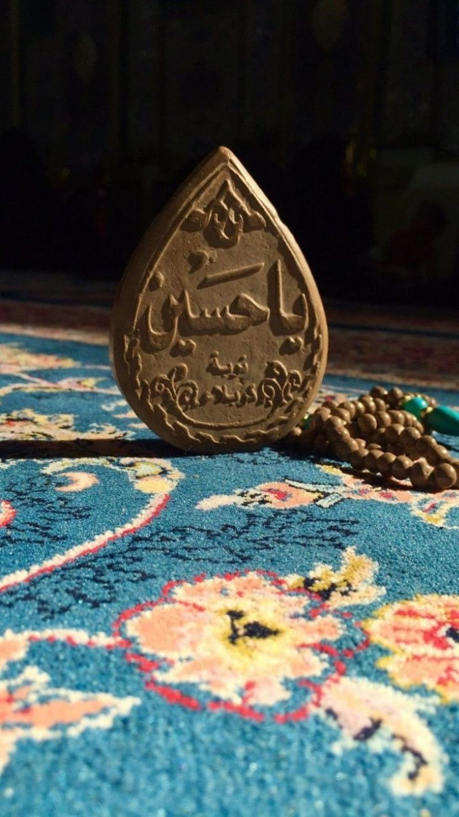 Мухр в&nbsp;форме слезы с&nbsp;надписью «О&nbsp;Хусейн»