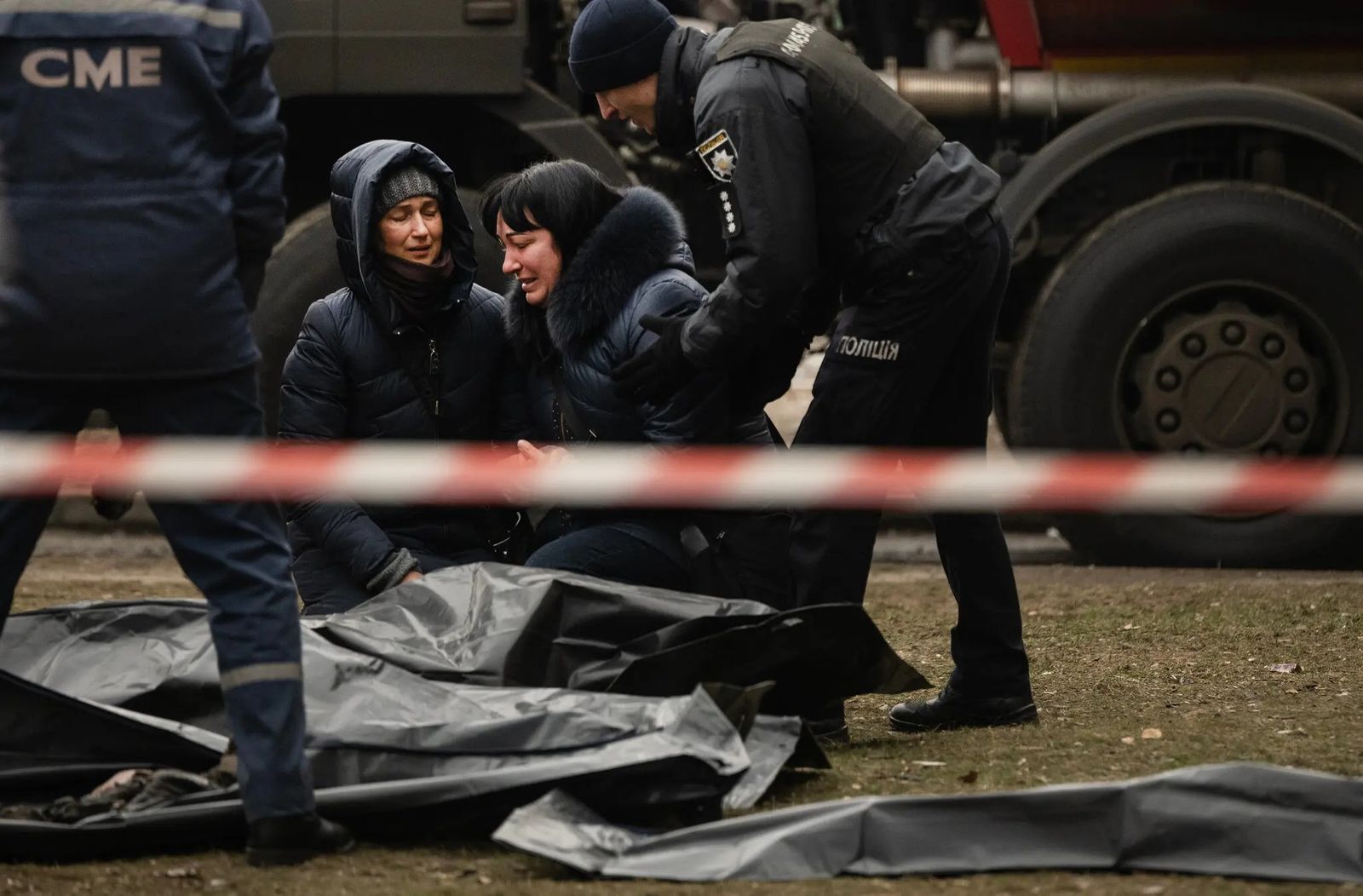 Женщина плачет над телами своего сына и внука после того, как они были извлечены из-под обломков разрушенного в результате российского обстрела жилого дома в Днепре. 15 января / Lynsey Addario / The New York Times