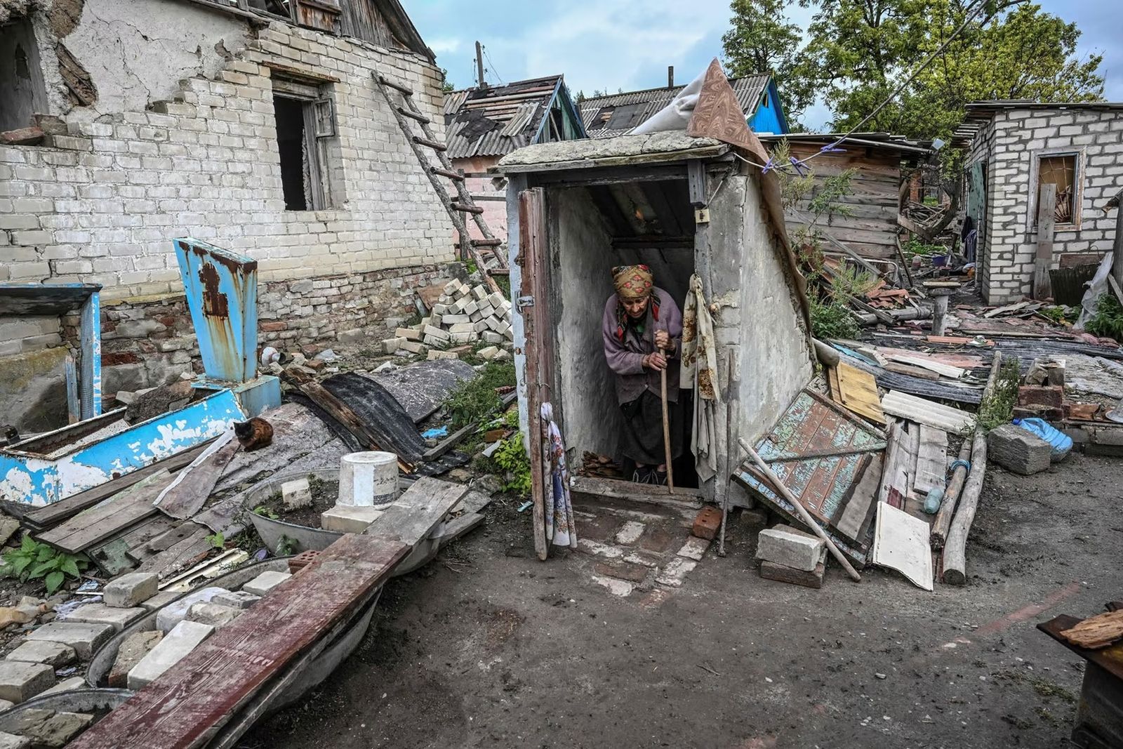 Нина Гончар выходит из своего подвала в селе Богородичное, недалеко от Краматорска, который сильно пострадал в результате боёв. 13 сентября / Juan Barreto / AFP / Getty / Atlantic