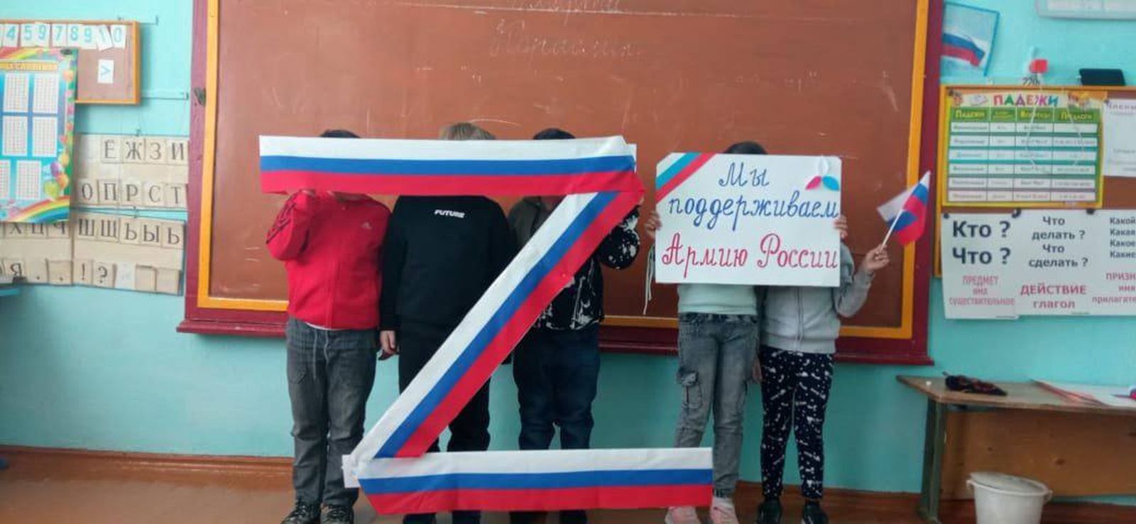 Ученики уральской школы поддерживают армию России / Твиттер журналиста BBC Андрея Захарова
