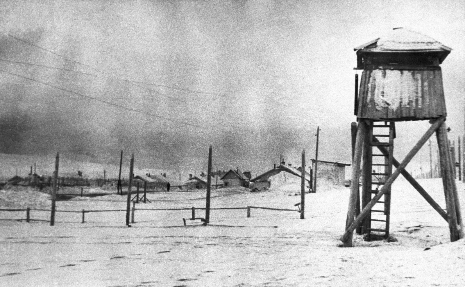 Надзирательная вышка ГУЛАГа эпохи развитого социализма, конец 1930-х — начало 1940-х / dpa Picture-Alliance Надзирательная вышка ГУЛАГа эпохи развитого социализма, конец 1930-х — начало 1940-х / dpa Picture-Alliance