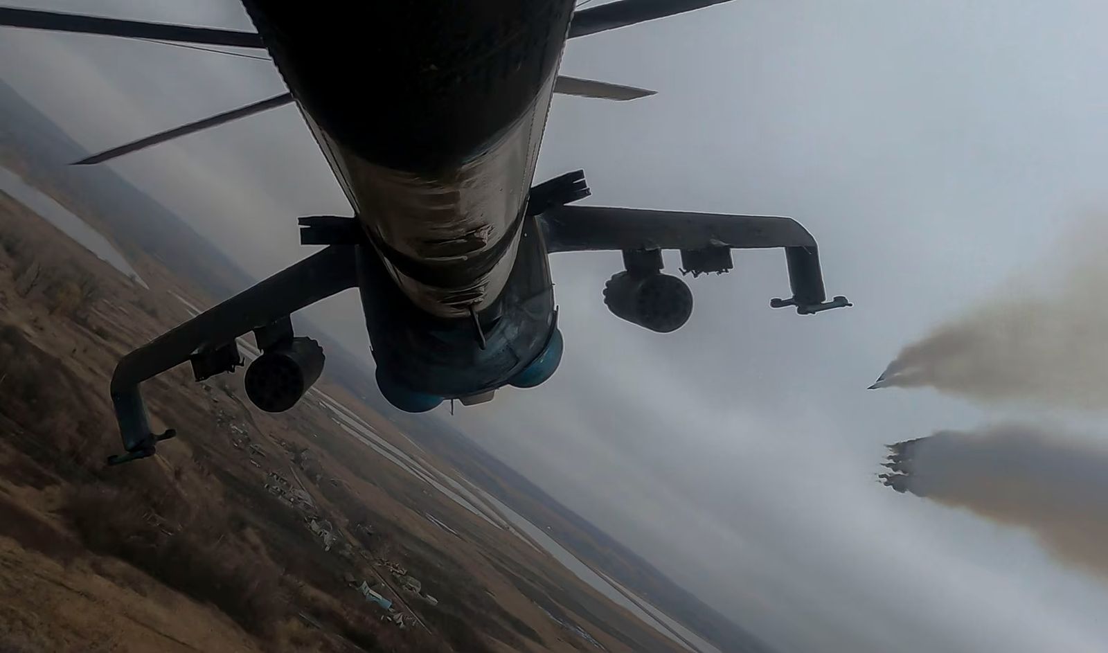 Украинский вертолет Ми-24 наносит удар по российским позициям во время выполнения боевого задания в Донецкой области. 20 марта / Evgeniy Maloletka / AP / Atlantic