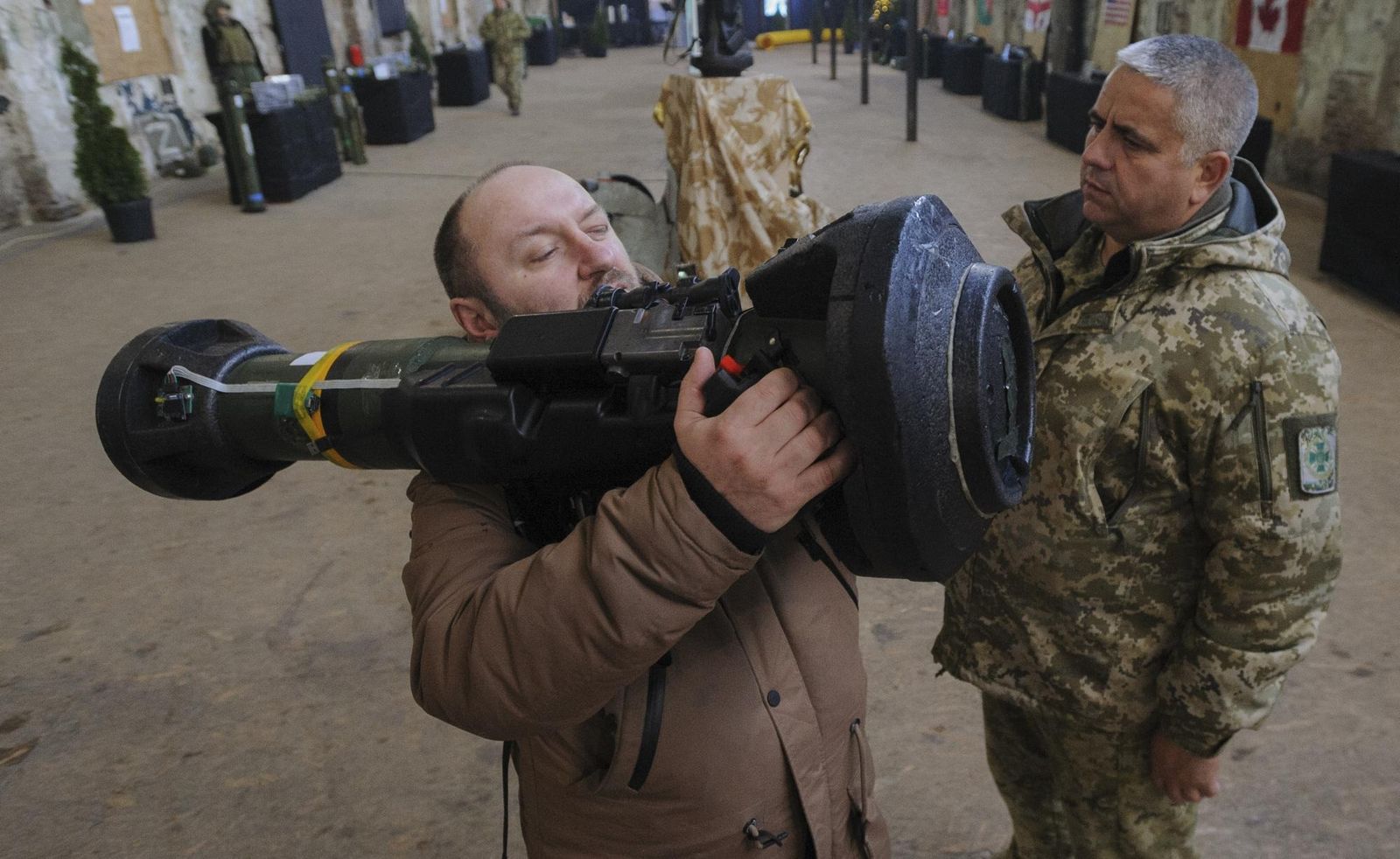 Украинский военнослужащий (справа) демонстрирует противотанковое оружие посетителям выставки «Оружие Победы» во Львове. 23 декабря / Mykola Tys / AP Photo