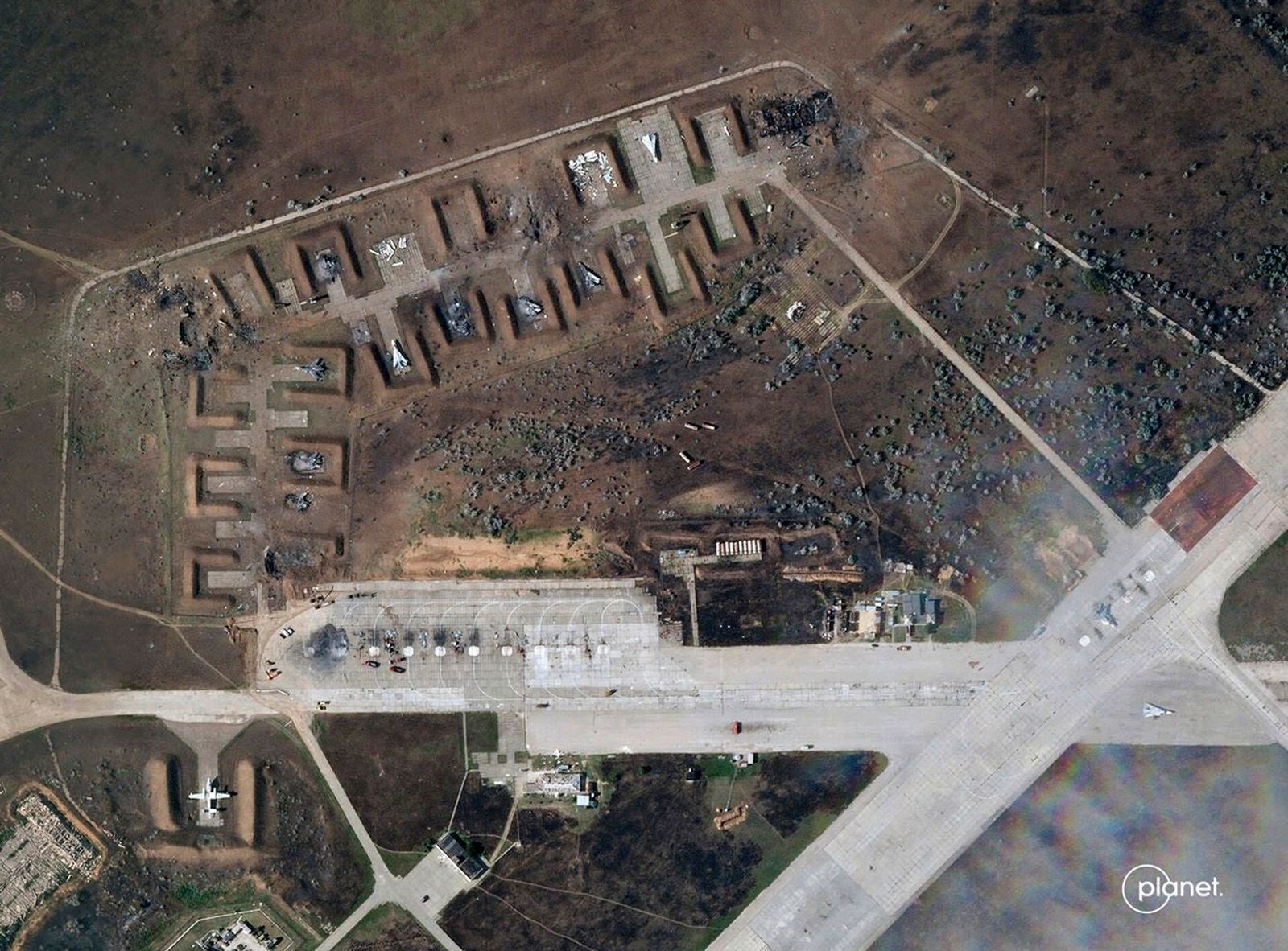 Спутниковый снимок аэродрома Саки вблизи поселка Новофедоровка в Крыму, где 9 августа произошла серия взрывов. Изображение снято 10 августа. Журналисты и эксперты проанализировали снимки и сравнили их с фотографией аэродрома 9 августа незадолго до вз