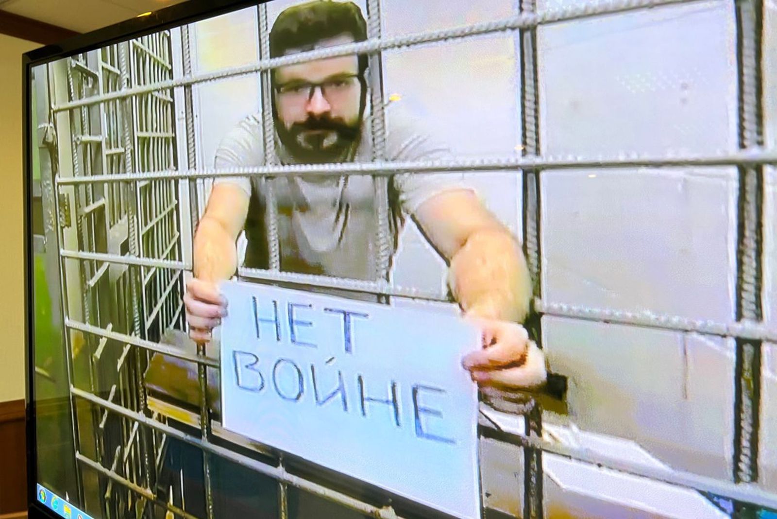Илья Яшин на заседании суда во время рассмотрения жалобы на свой арест. Политика обвиняют в распространении «фейков» о российской армии‌. Дело на Яшина завели из-за его стрима на YouTube об убийствах мирных жителей в Буче. Он принимал участие в засед
