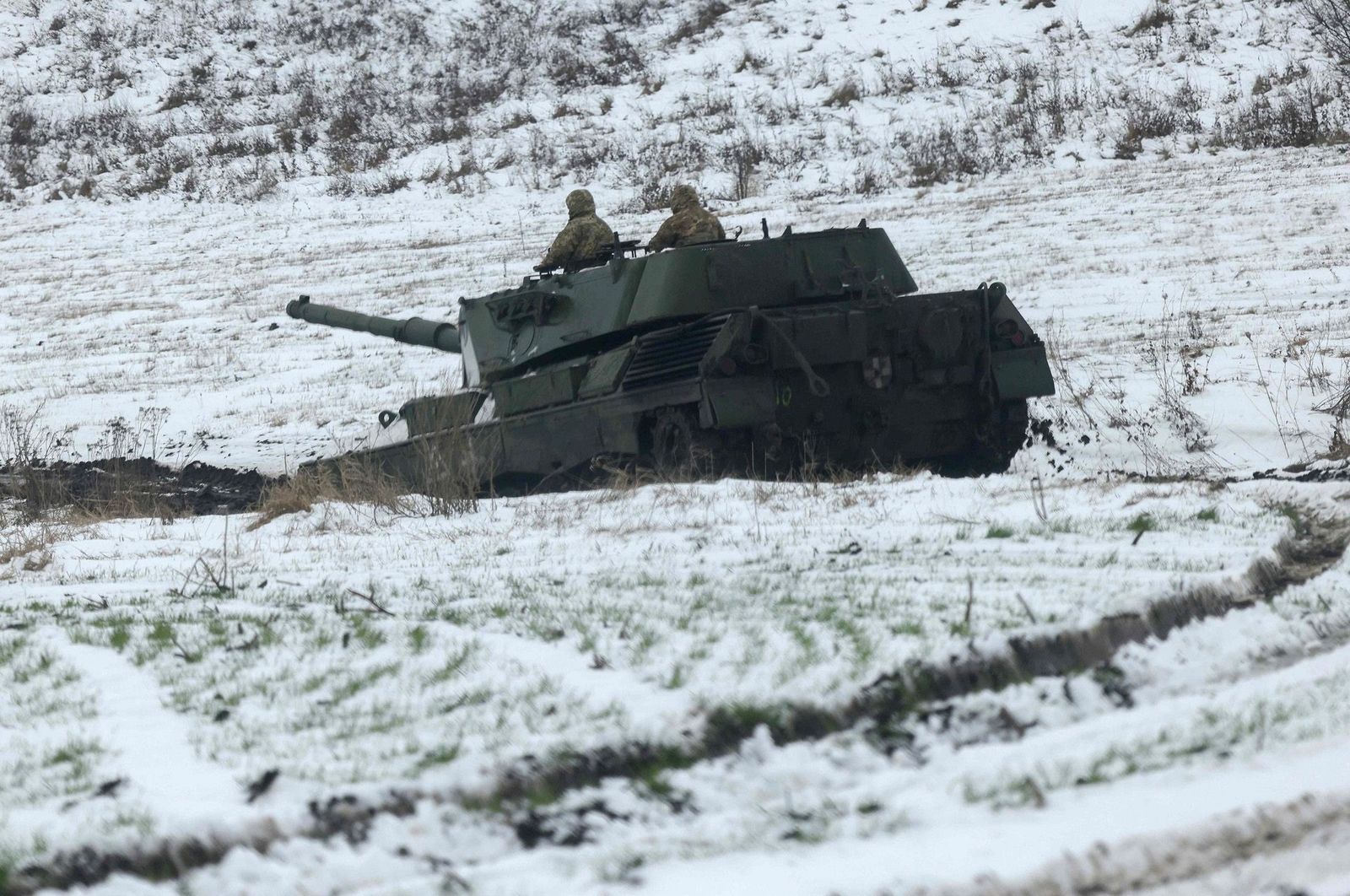 Бойцы украинской армии на немецком танке Leopard 1A5. Эти боевые машины Украине передал ряд стран НАТО, в числе которых Германия, Польша, Норвегия и Канада. 28 ноября / Anatolii Stepanov / AFP