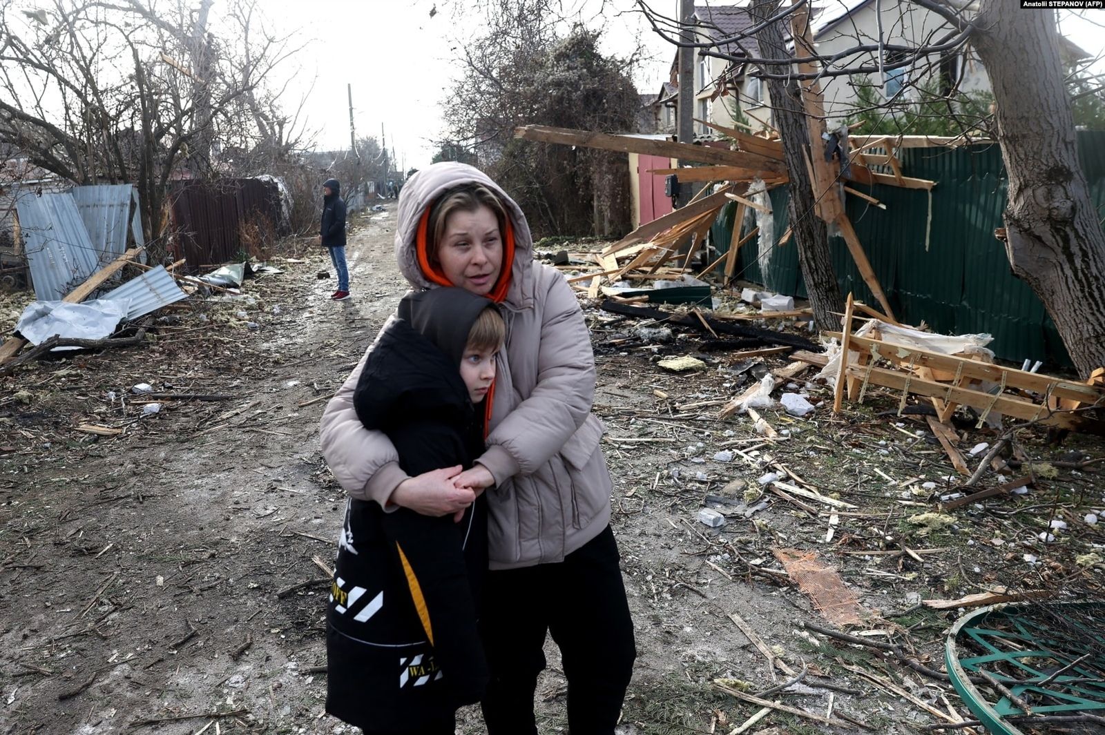 Местные жители стоят среди обломков возле дома, разрушенного в результате атаки беспилотника в Одесской области. 17 декабря / Anatolii Stepanov / AP Photo