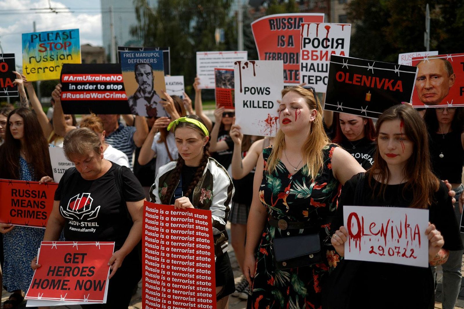 Родственники пленных бойцов полка «Азов» на шествии в Киеве требуют признать Россию страной, поддерживающей терроризм. Накануне американские конгрессмены внесли на рассмотрение законопроект, требующий объявить Россию таким государством. 30 июля / Val
