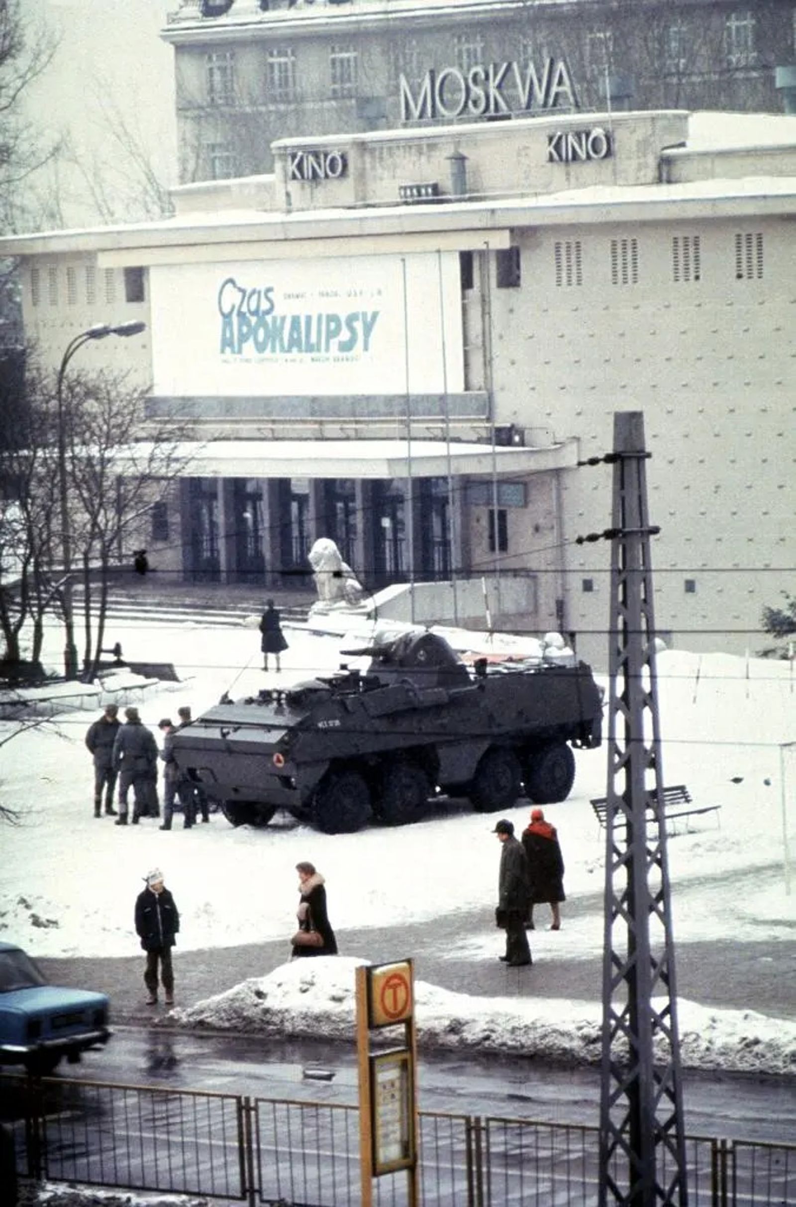 Легендарное фото Криса Ниденталя «Апокалипсис сегодня» (в&nbsp;честь одноименного фильма Копполы). На нём изображено начало «военного положения» в&nbsp;ПНР в&nbsp;декабре 1981 года. Фото из&nbsp;архива фотографа.