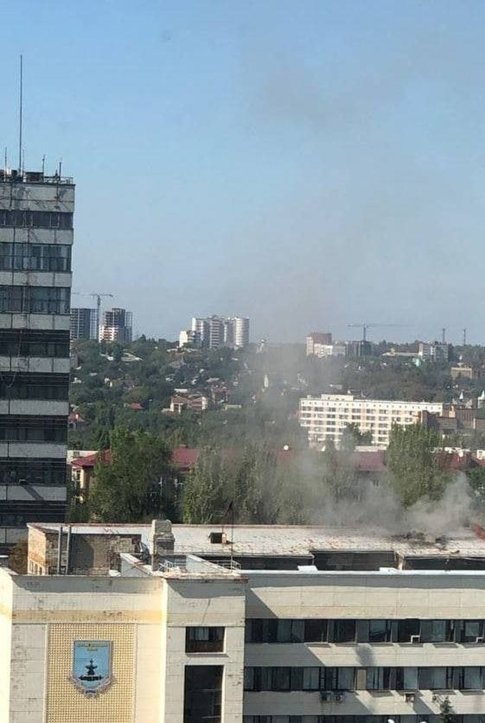 Дым возле здания администрации Ворошиловского района Донецка. 16 сентября ранее ВСУ нанесли удар по администрации Херсона и в этот же день в городе была ранена назначенная Россией начальник департамента труда. Последние недели нападения и убийства на