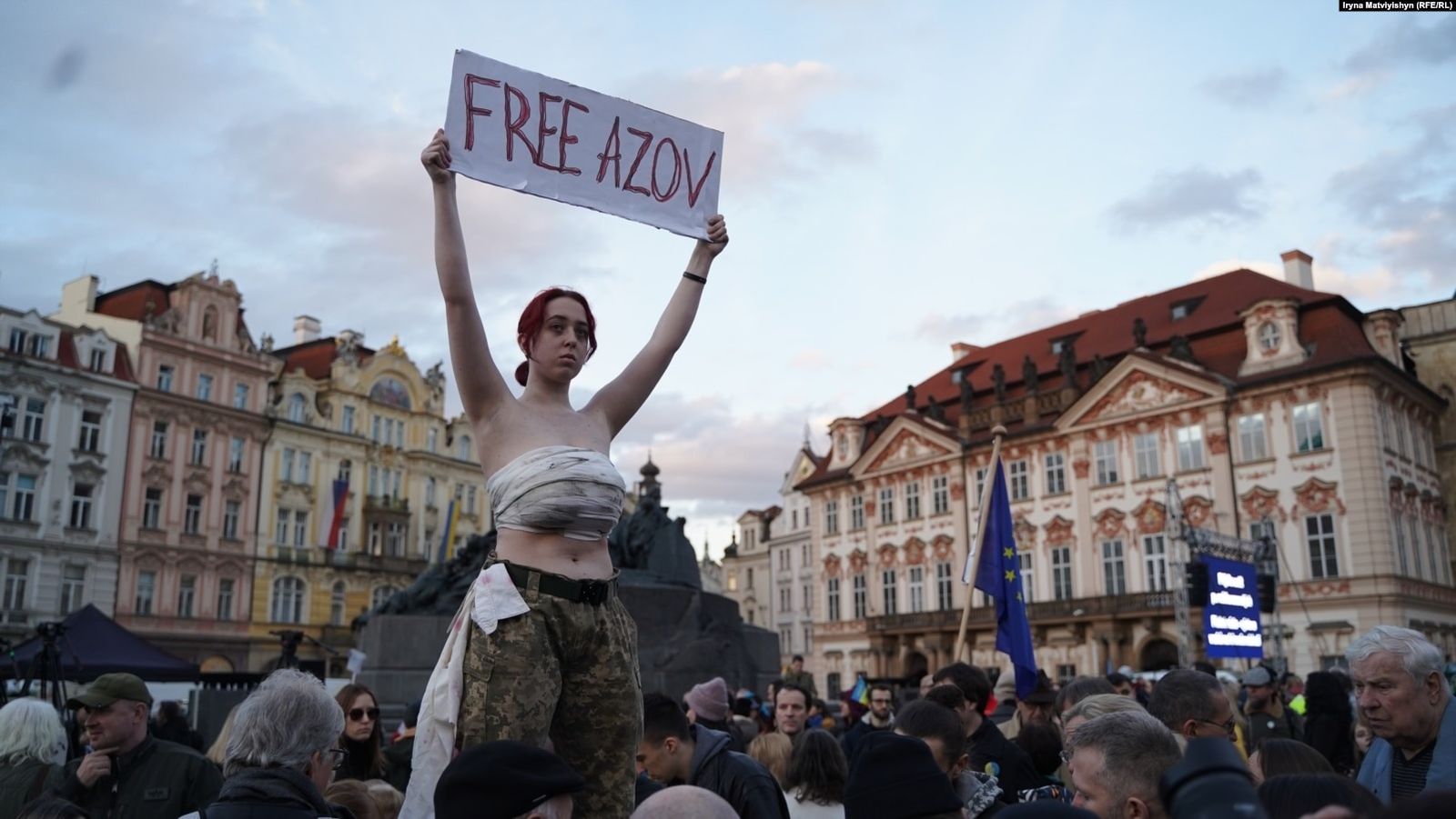 Люди митингуют в поддержку Украины в Праге во вторую годовщину полномасштабного вторжения России. 24 февраля / Iryna Matviyishyn / RL