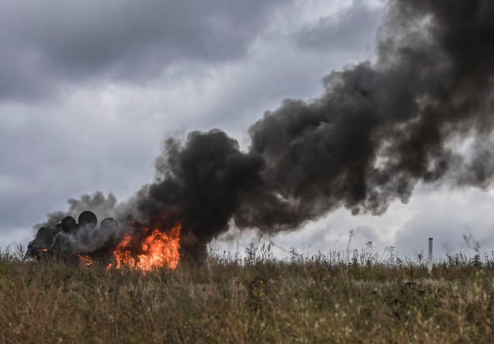 Подбитый российский БТР горит в поле на окраине Изюма. 14 сентября / Juan Barreto / AFP / Getty Images / Atlantic